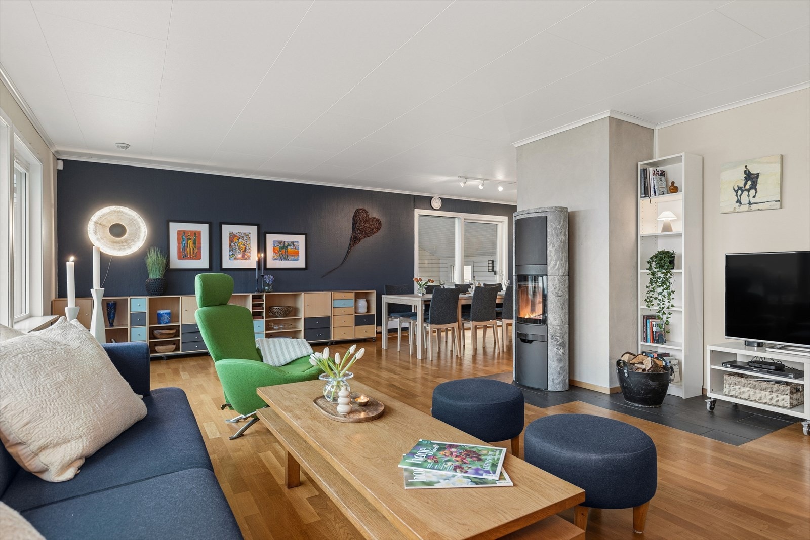 Romslig stue med effektiv vedovn. Galleribilde