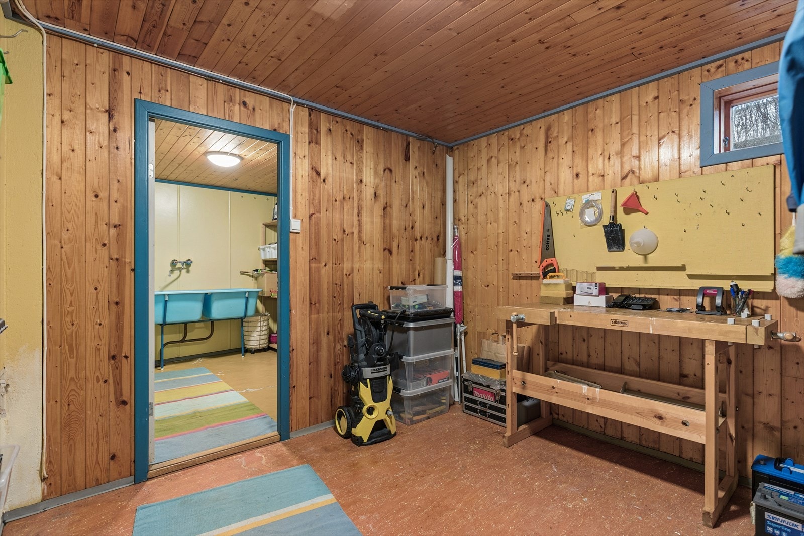 Praktisk bod/verksted med tilkomst til vaskerom. Galleribilde