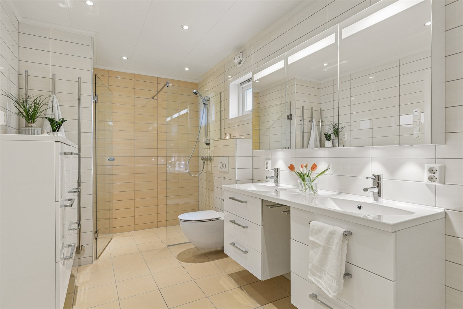 Flott helfliset baderom i hovedetasje. Galleribilde