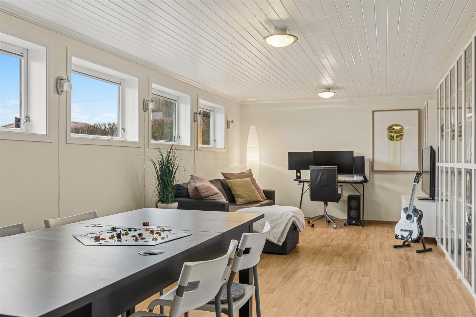 Stue/soverom i underetasje. Galleribilde