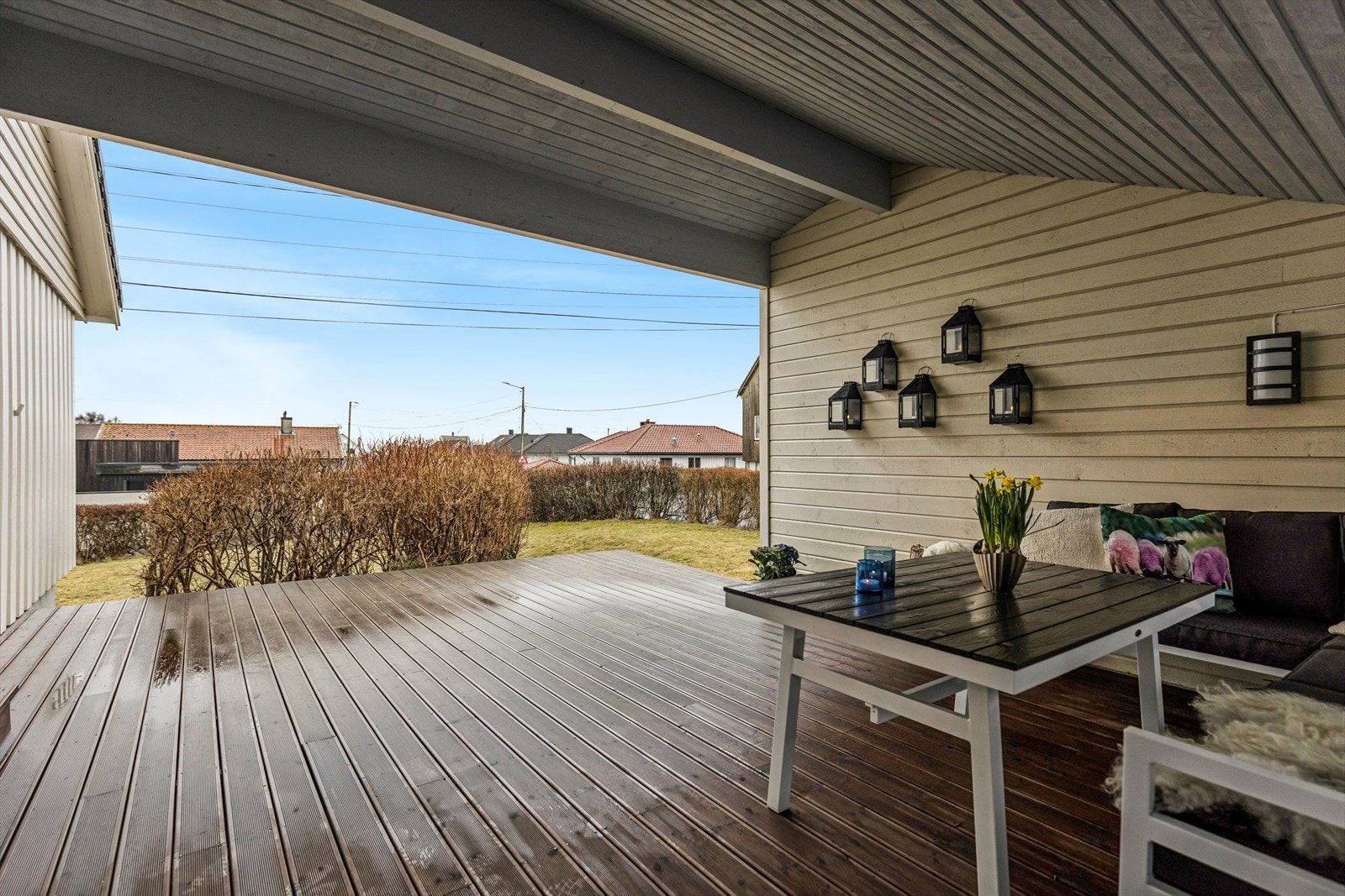 Overbygget terrasse med gode solforhold i le for nordavinden. Galleribilde