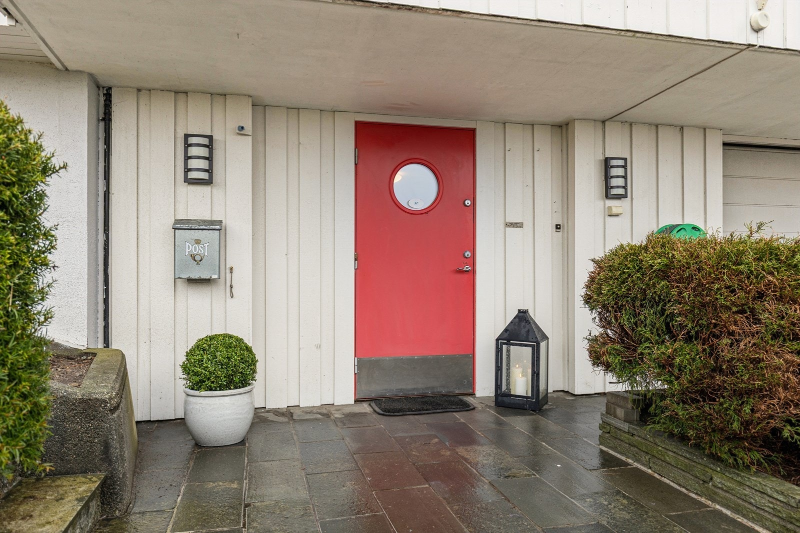 Skiferplatting og overbygget inngangsparti. Galleribilde