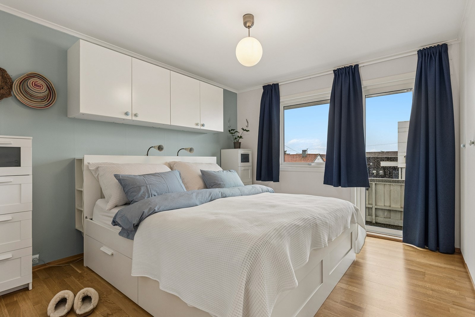 Soverom med utgang til balkong og god garderobeplass. Galleribilde