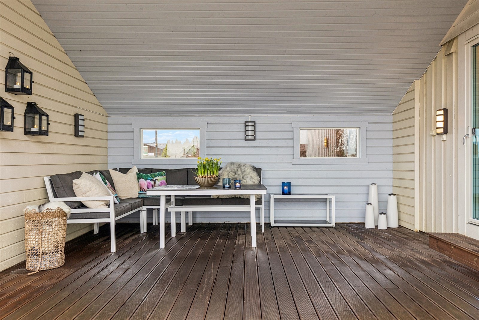 Overbygget terrasse med utgang fra stue. Galleribilde