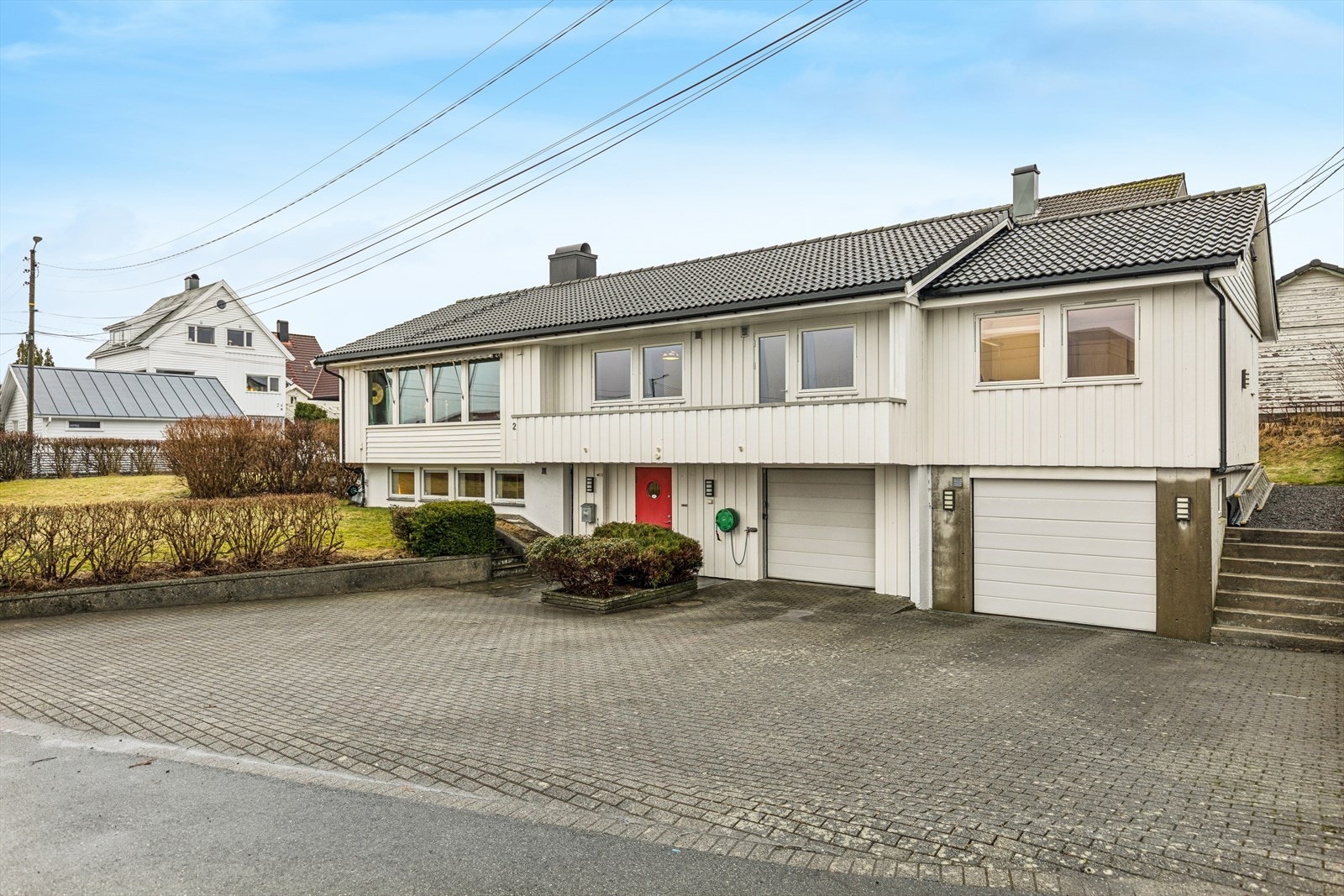 Romslig gårdsplass med gode parkeringsmuligheter. Galleribilde