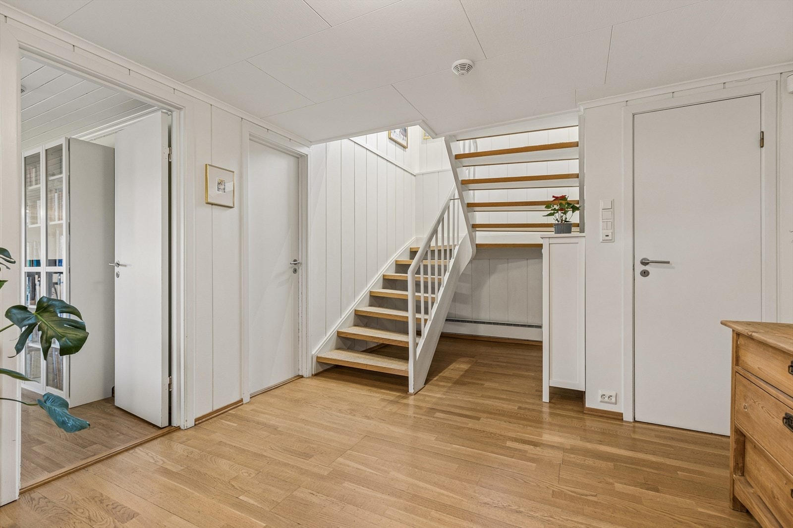 Hall i underetasje. Galleribilde