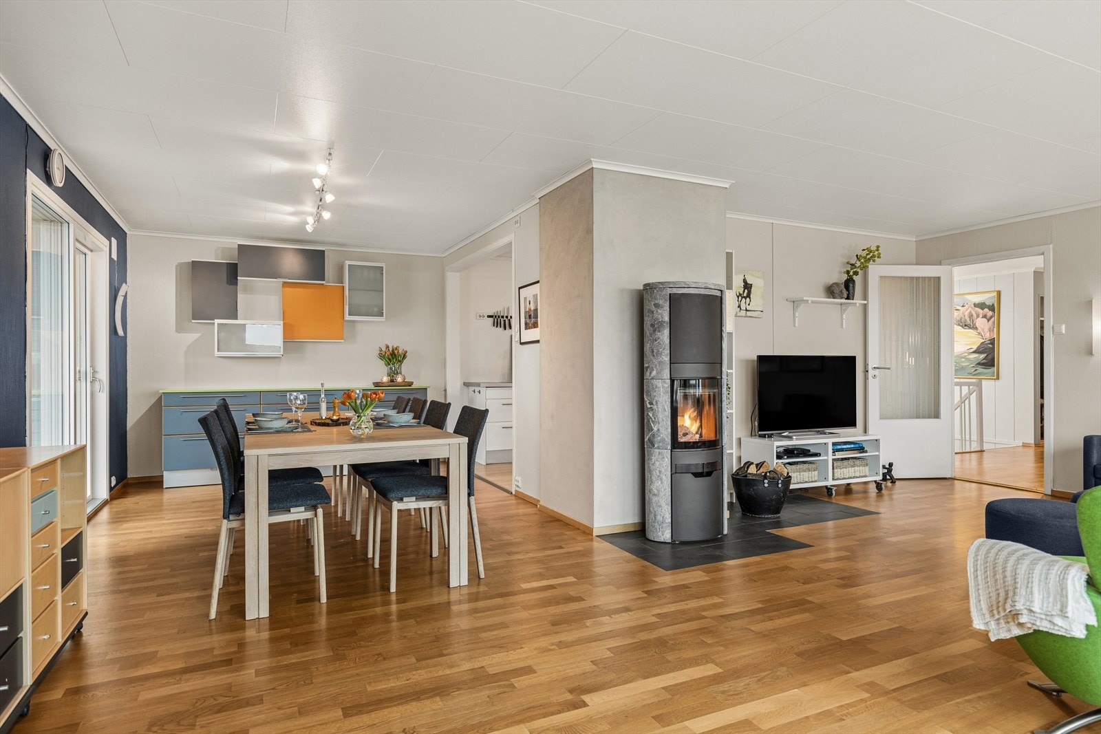 Spisestue utenfor kjøkken og utgang til overbygd terrasse. Galleribilde