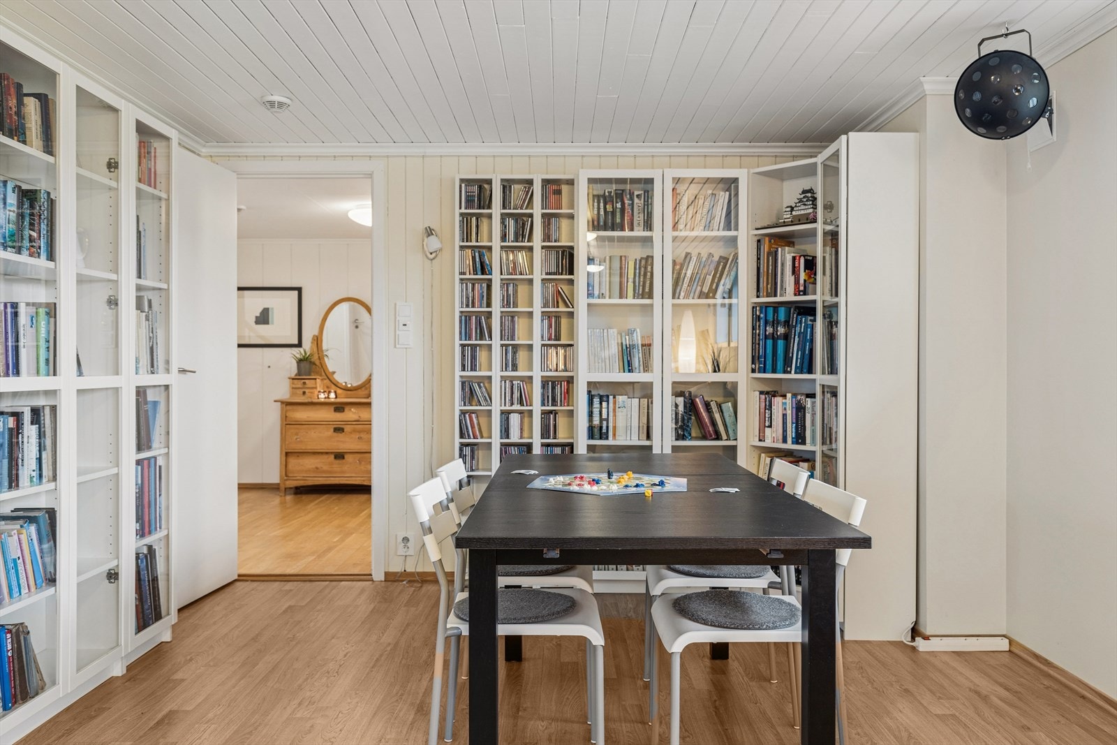 Stue/soverom i underetasje. Galleribilde