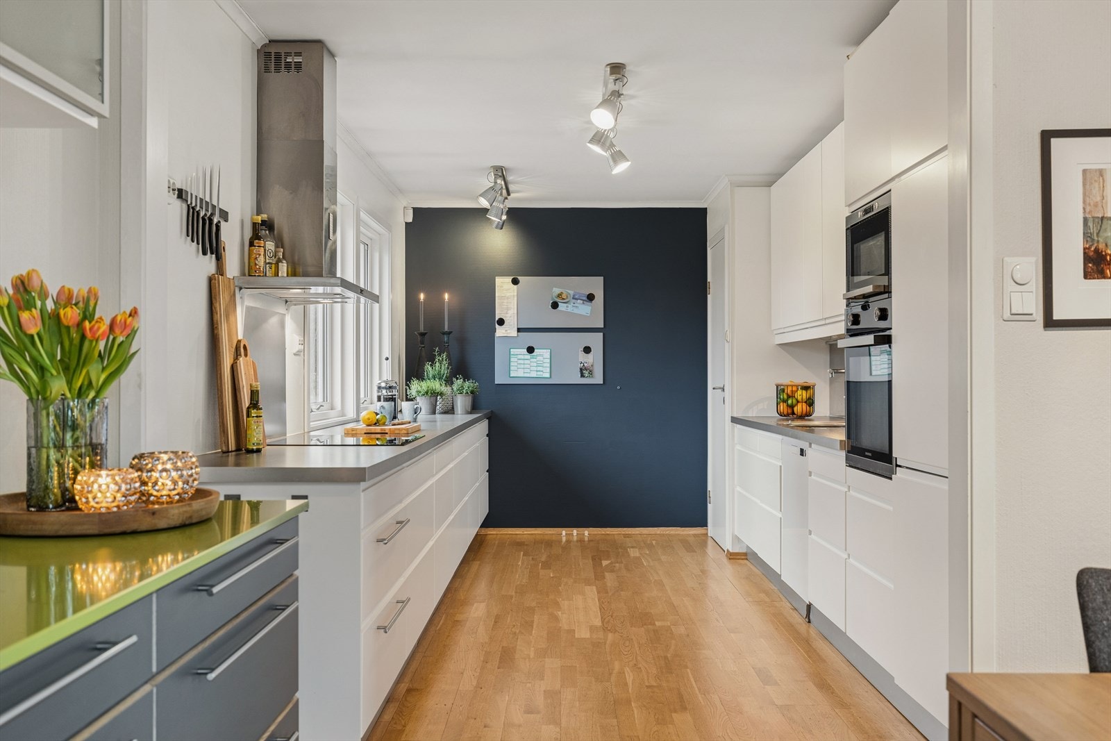 Kjøkken med god benkeplass. Galleribilde