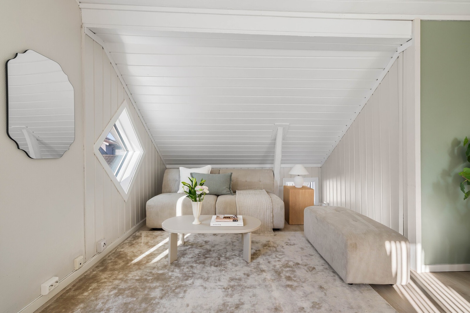 Stuen har flere vindusflater som gir godt med naturlig lysinnslipp og en luftig atmosfære. Galleribilde