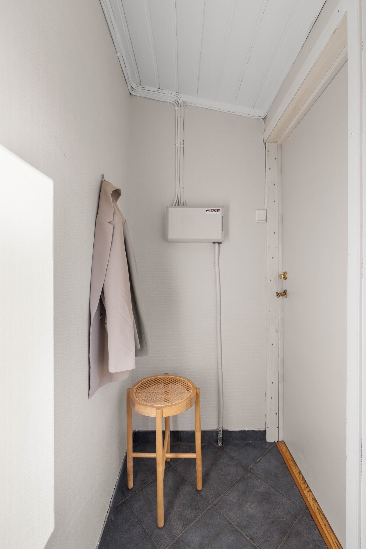 Velkommen inn! Entreen har lysmalte vegger og flislagt gulv. Galleribilde