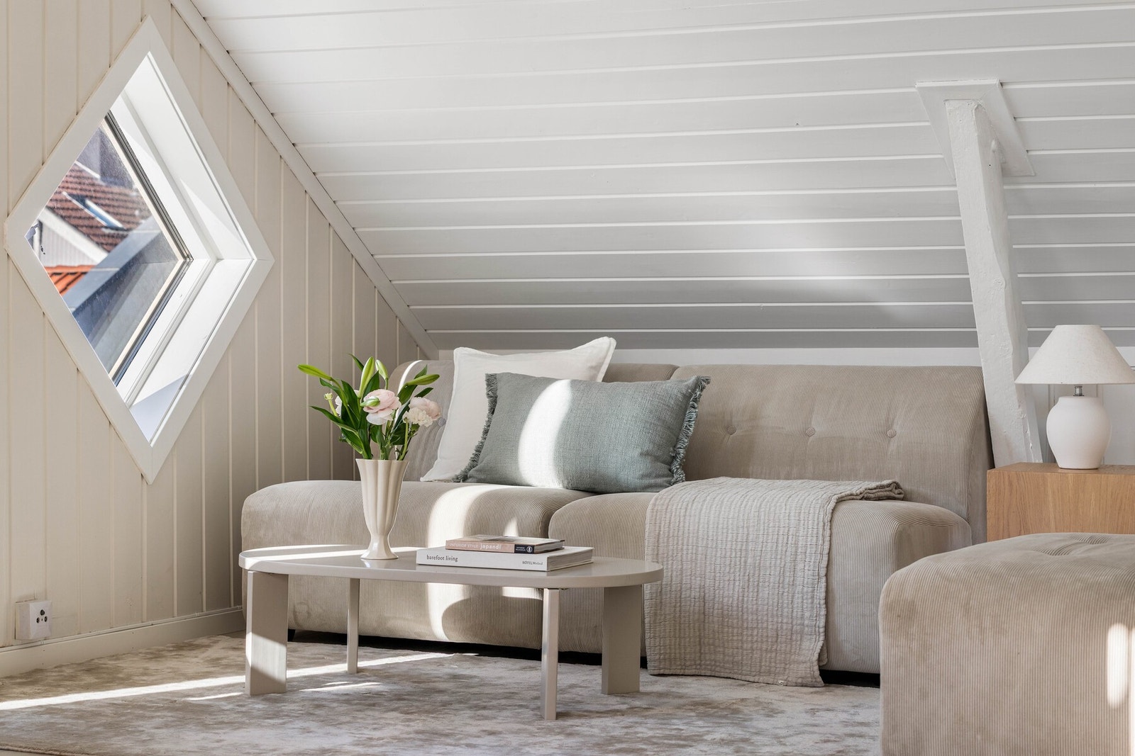 Stuen har god utforming med naturlig plass til en spisegruppe, sofa og TV med tilhørende møblement. Galleribilde