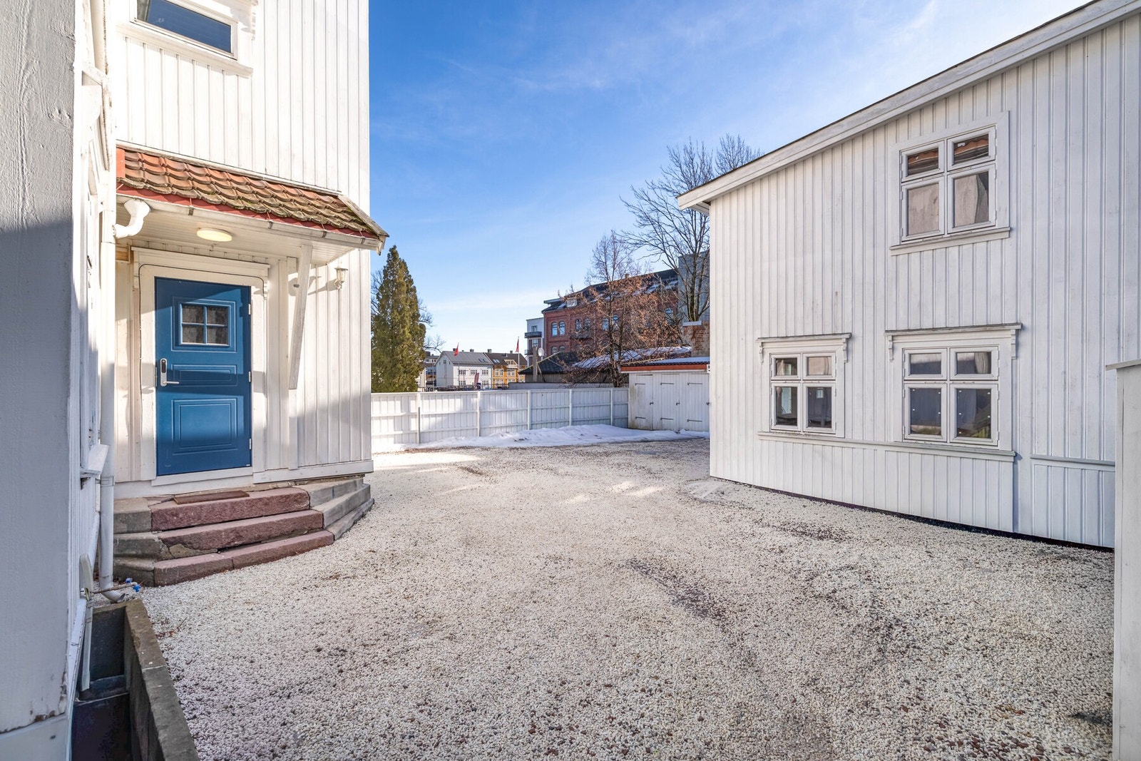Adkomst gjøres via felles trappegang med kodelås. Galleribilde