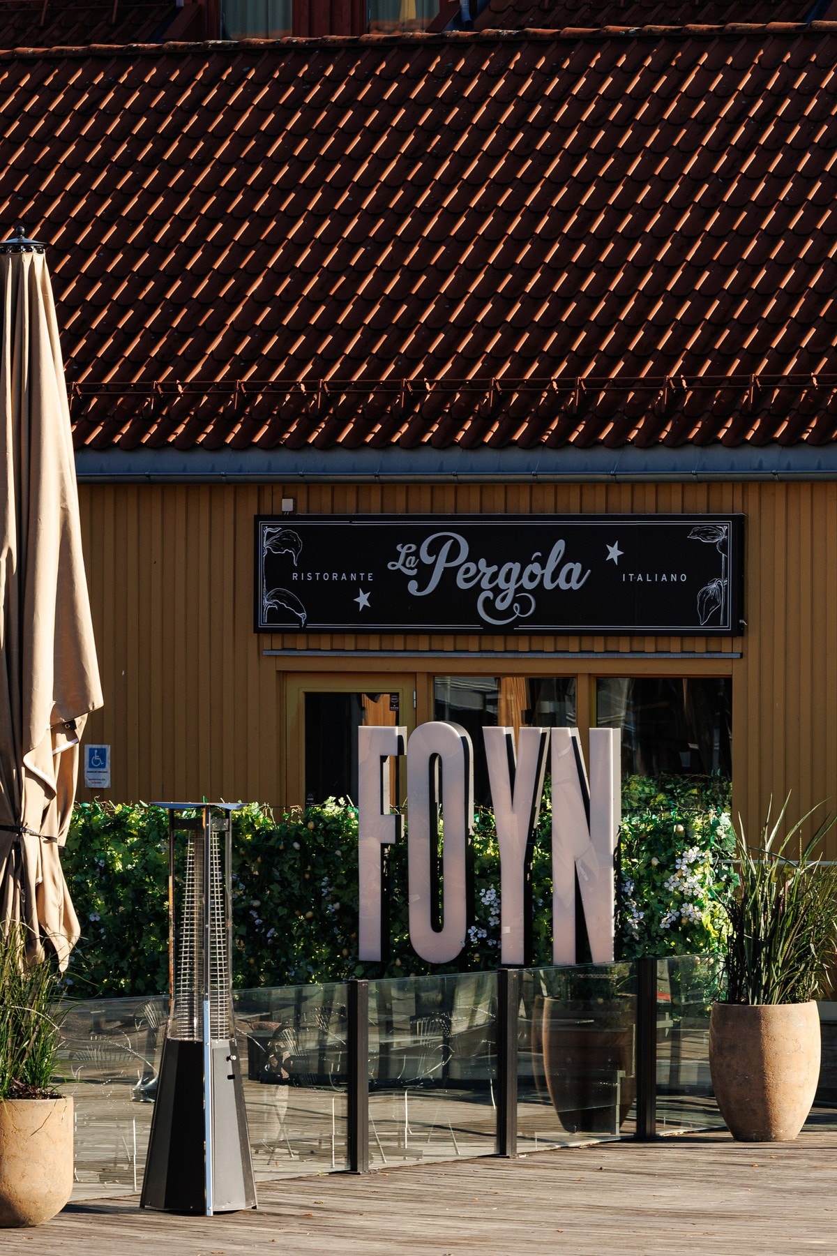 Langs brygga kan du nyte båtlivet og et stort utvalg av restauranter, caféer og barer. Galleribilde