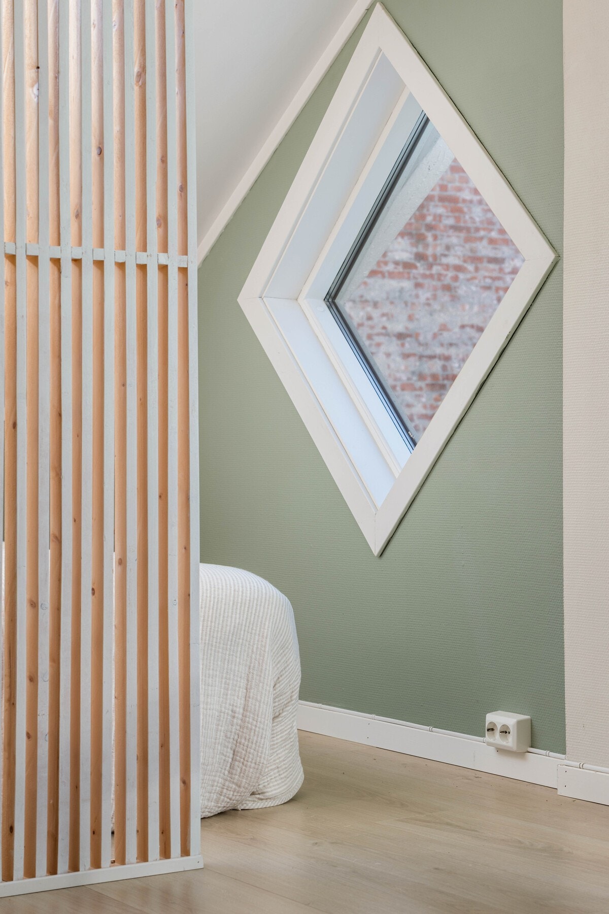 Spileveggen skaper en naturlig og skjermet sone for seng, samtidig som lysgjennomgangen ivaretas. Galleribilde