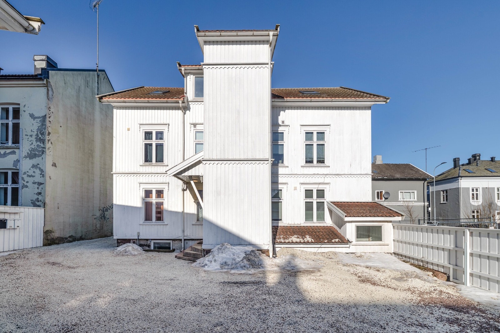 Sameiet har en romslig felles bakgård med parkeringsplasser som leies ut etter venteliste. Galleribilde