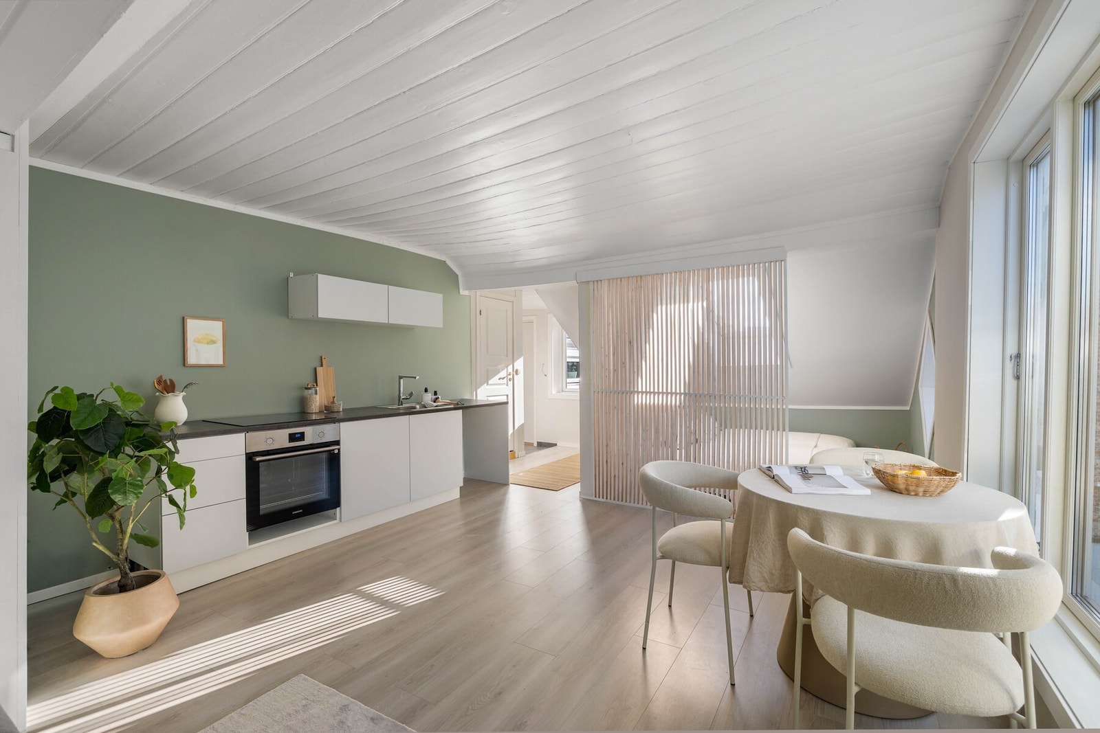 Kjøkkenet ligger i en åpen og sosial løsning med stuen. Galleribilde