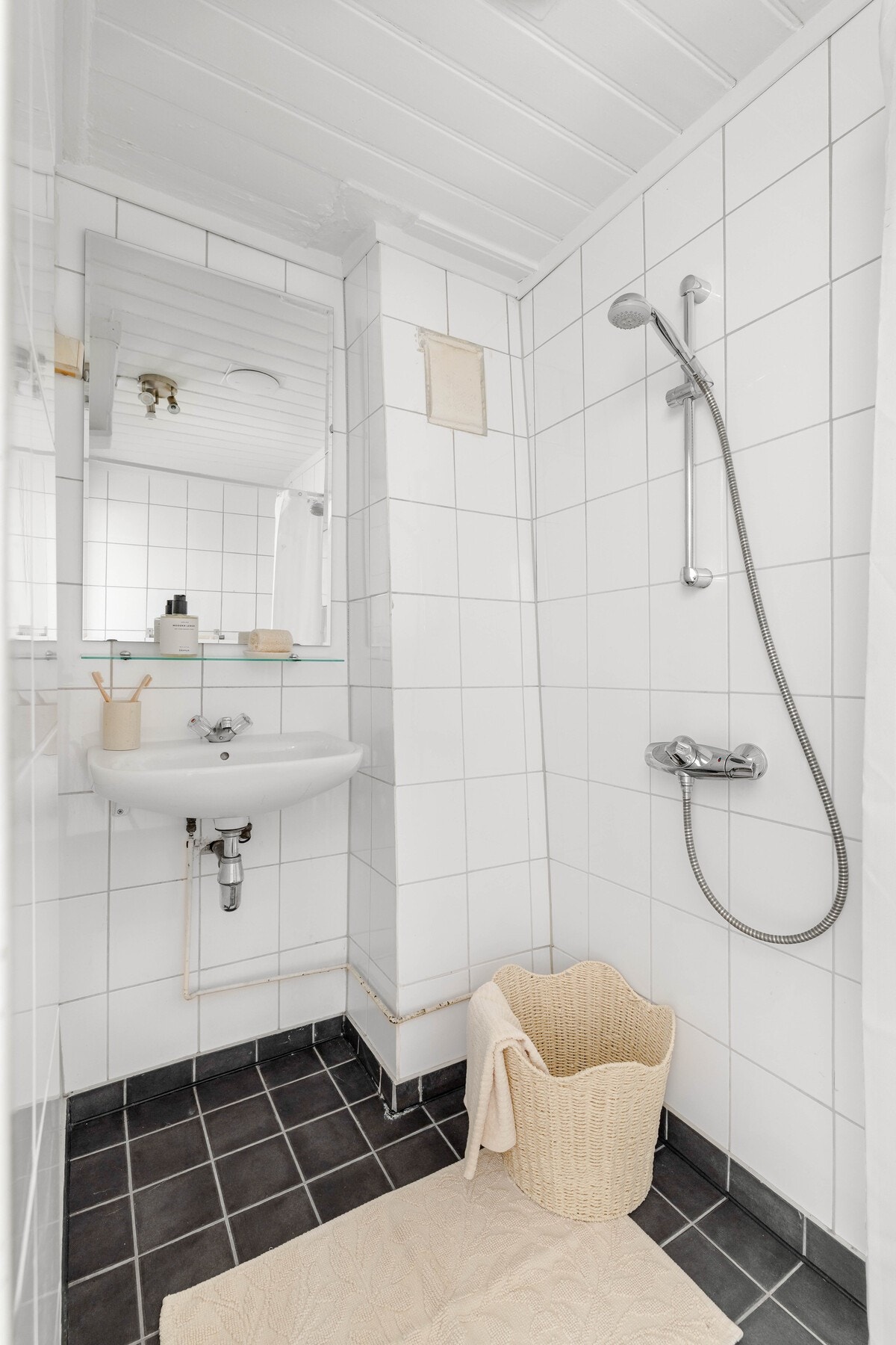 Leiligheten har et flislagt bad fra ukjent årstall, pusset opp omkring 2004. Galleribilde