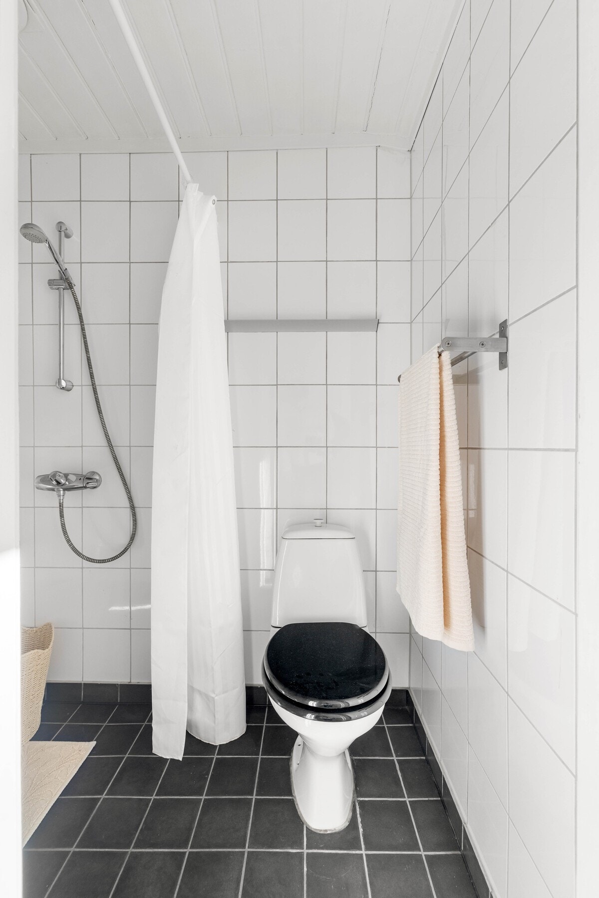 Badet har dusj på gulv og gulvstående toalett.
Det er opplegg for vaskemaskin. Galleribilde