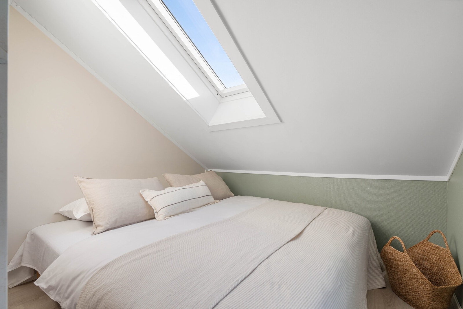 Alkoven har et stort vindu som gir en behagelig atmosfære. Galleribilde