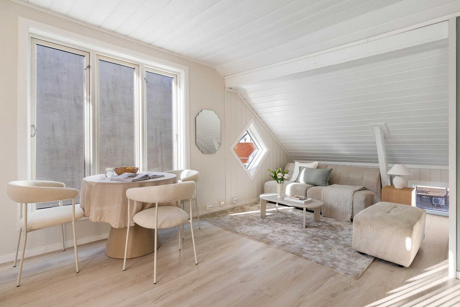 Stuen har god utforming med naturlig plass til en spisegruppe, sofa og TV med tilhørende møblement. Galleribilde