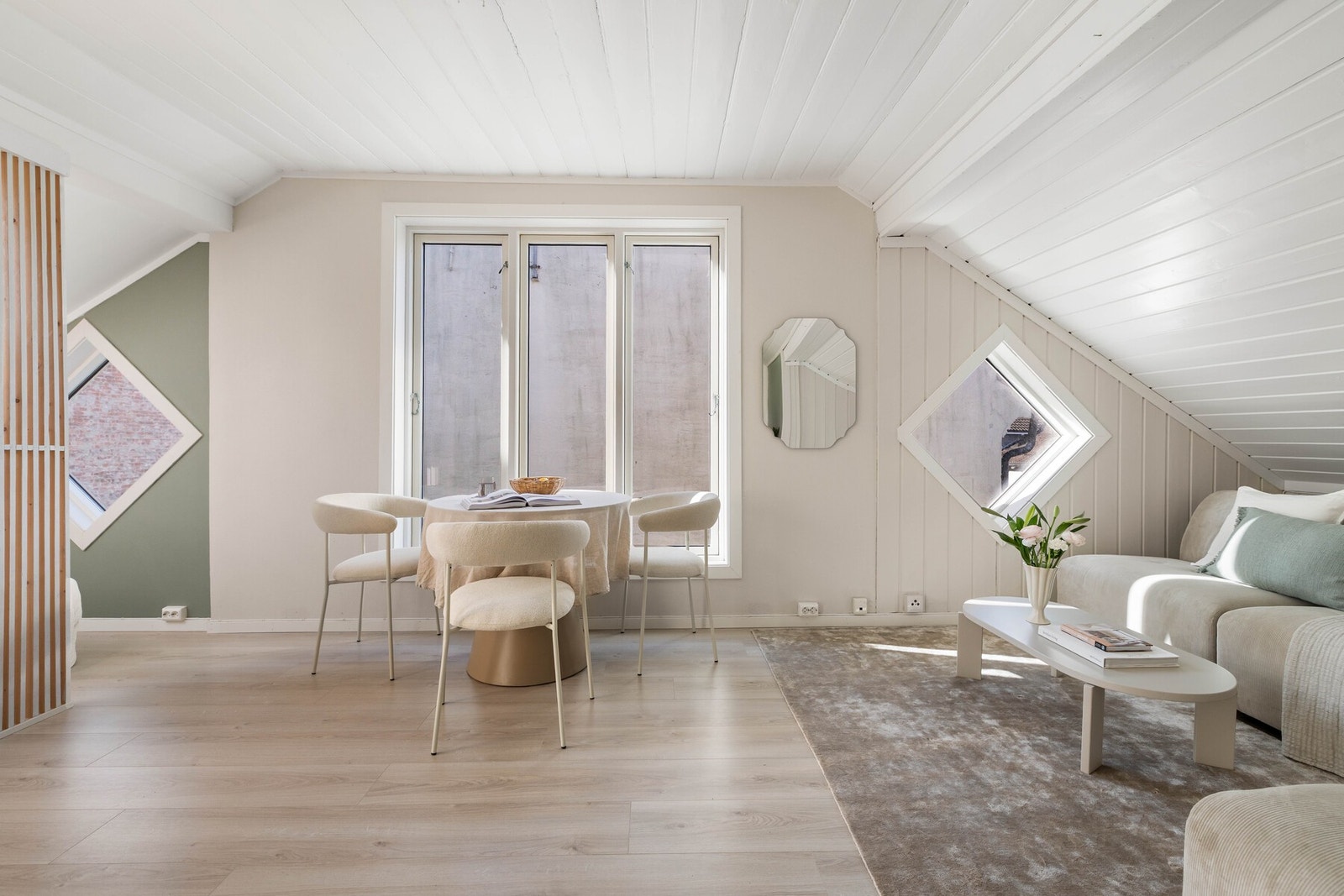 Stuen har flere vindusflater som gir godt med naturlig lysinnslipp og en luftig atmosfære. Galleribilde