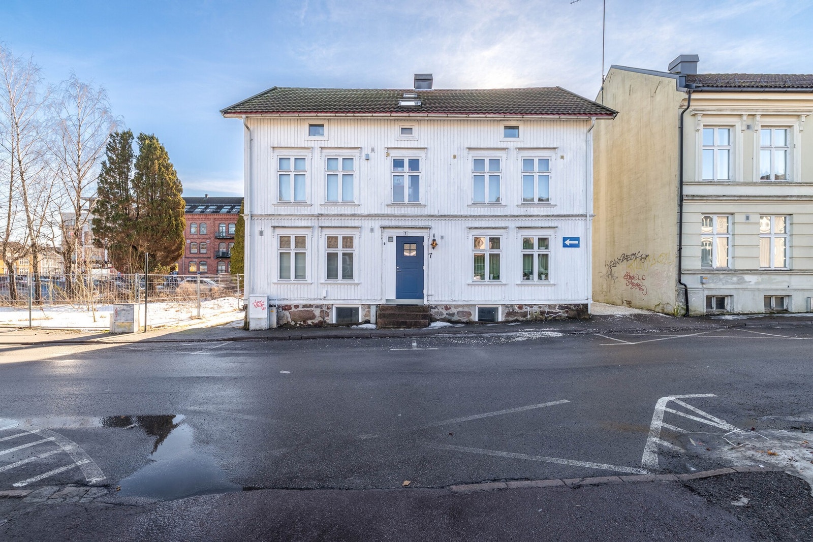 Leiligheten har en upåklagelig beliggenhet med kun få minutters gange til Tønsberg Torv, hvor du finner et bredt utvalg av butikker, caféer og restauranter. Galleribilde