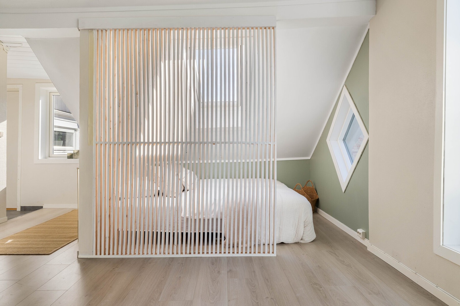 Det er etablert en sovealkove i 2025 ved oppføring av en spilevegg. Galleribilde