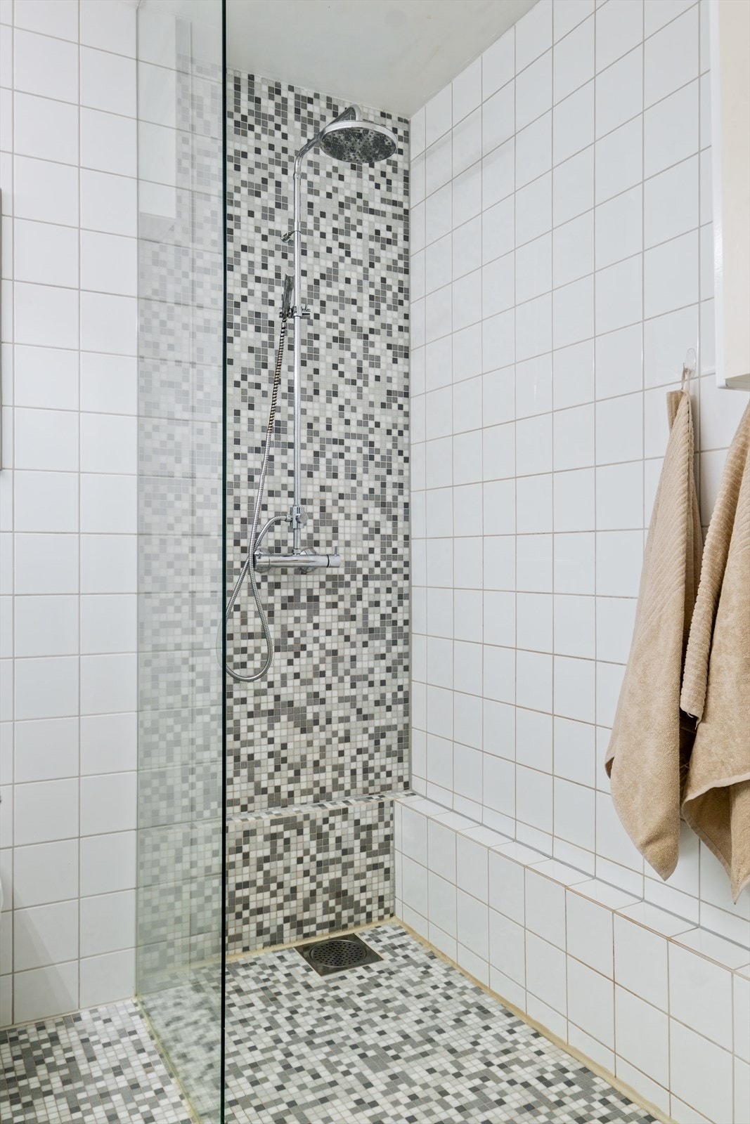 Dusjsonen og gulvet er flislagt med stilige mosaikkfliser. Galleribilde