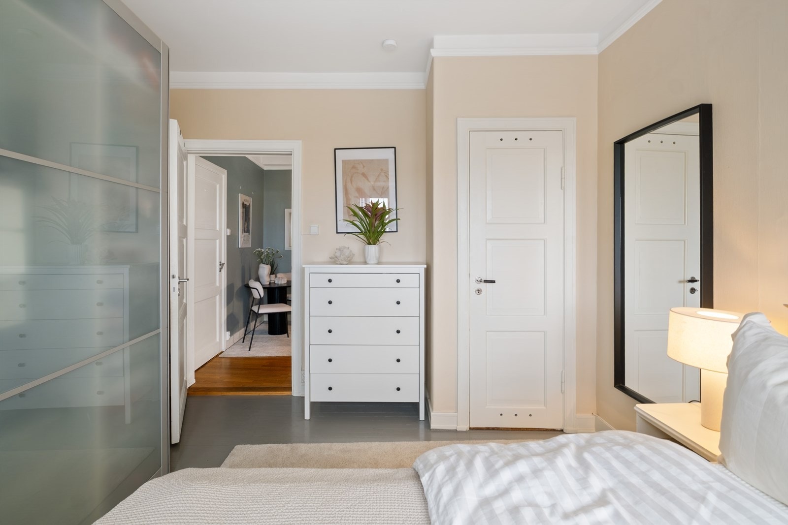 Her er det god plass til dobbeltseng og nattbord, og rommet er også innredet med stor skyvedørsgarderobe. Galleribilde