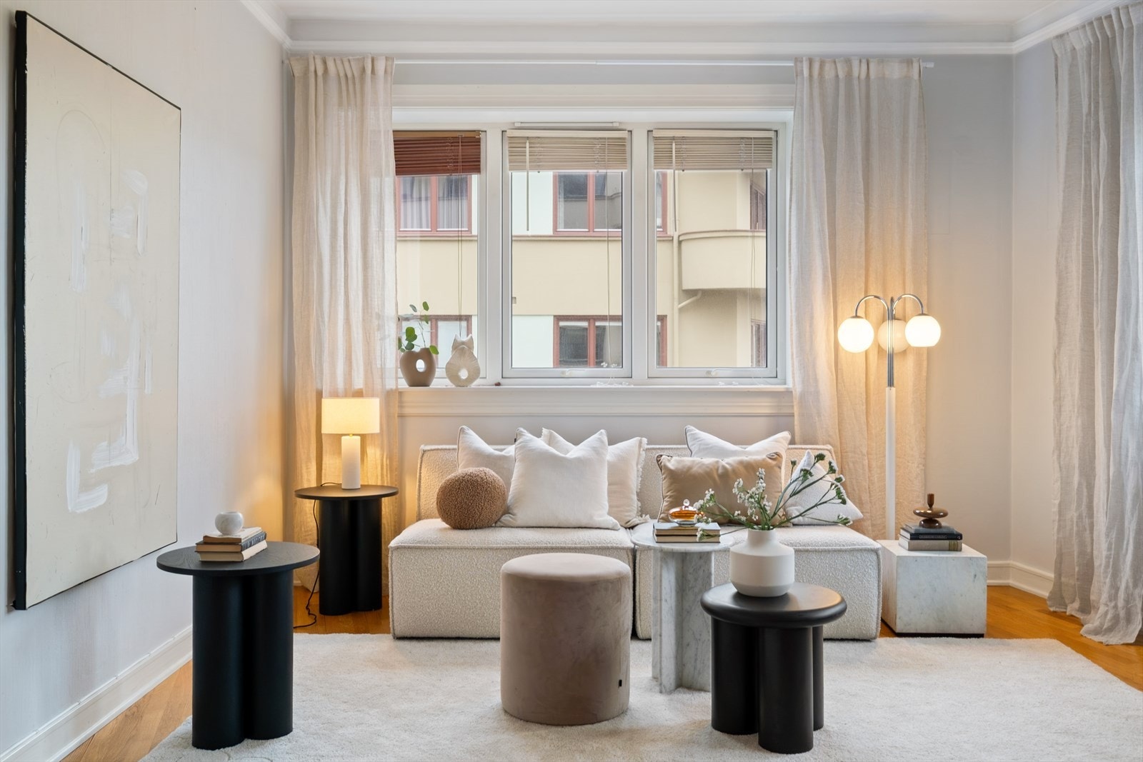 Stuen har store vindusflater fra to forskjellige sider og takhøyde på ca. 2,7 meter, som gir en luftig og lys romfølelse. Galleribilde