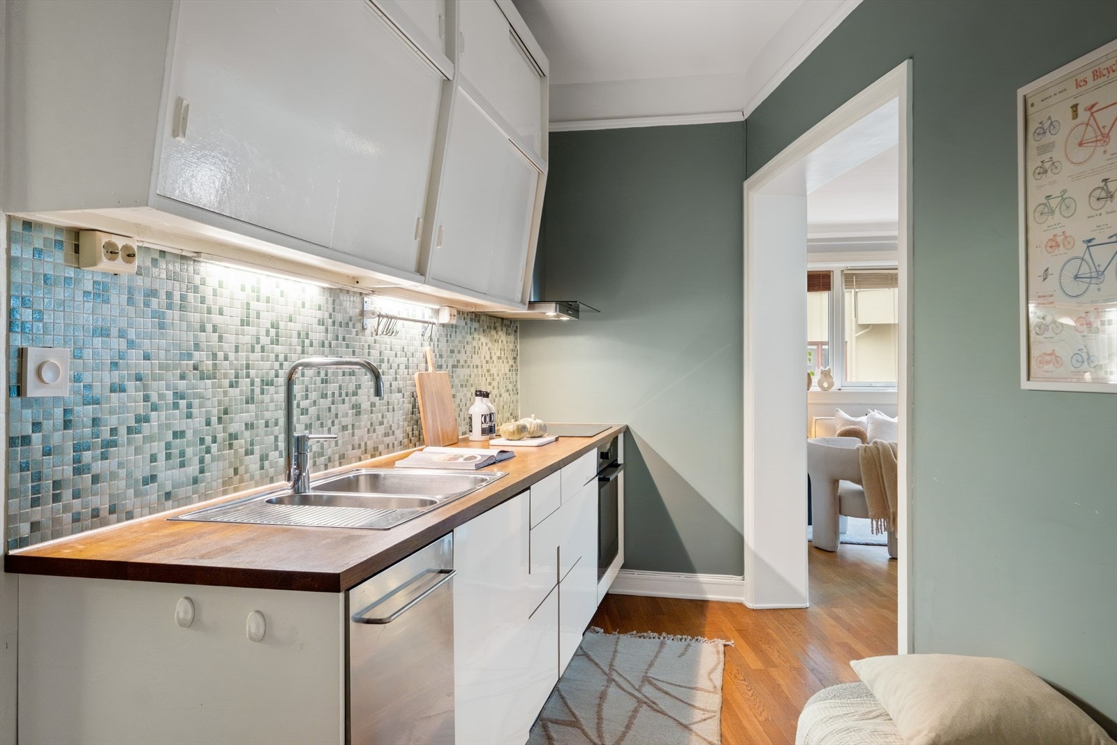 Kjøkkenet er utstyrt med nedfelt platetopp, oppvaskmaskin og stekeovn. Galleribilde