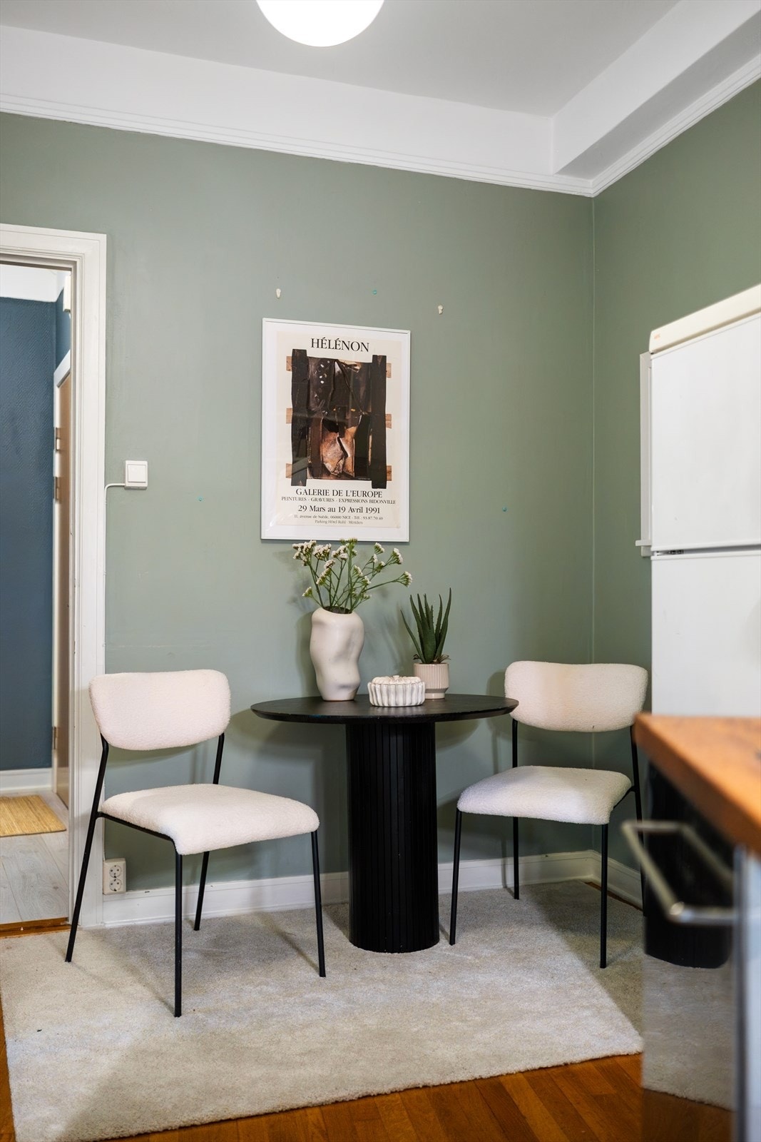 På kjøkkenet er det også god plass til spisebord med stoler. Galleribilde