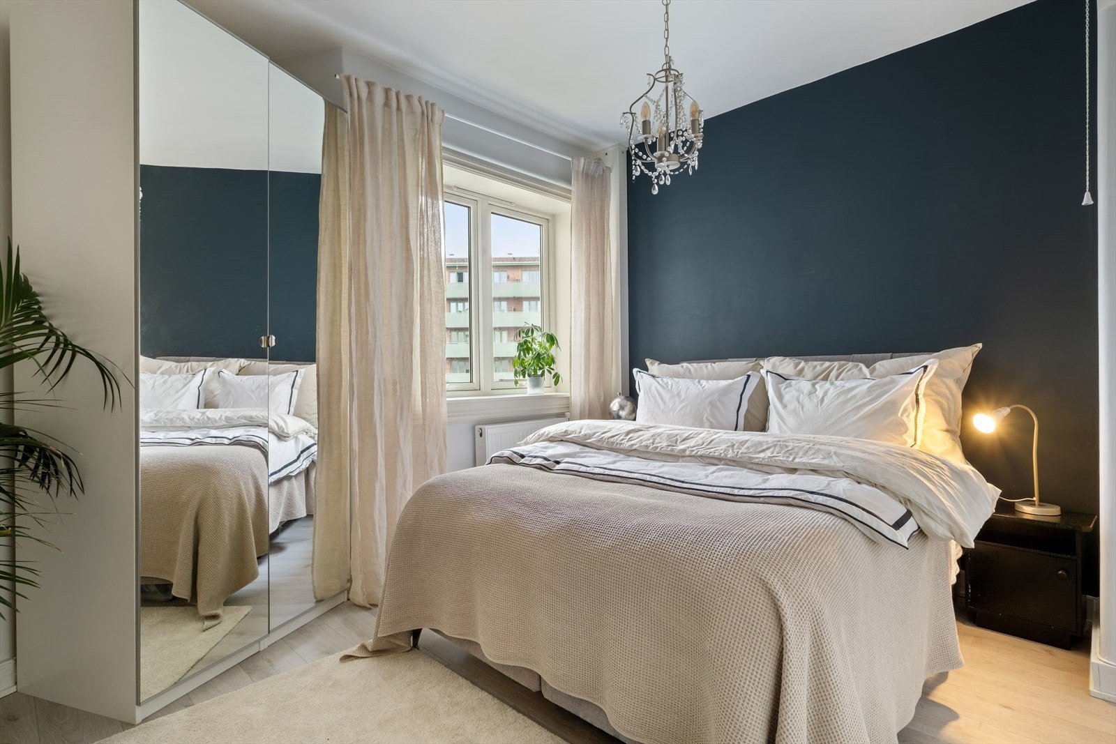 Her er det god plass til dobbeltseng, nattbord og garderobeskap. Galleribilde