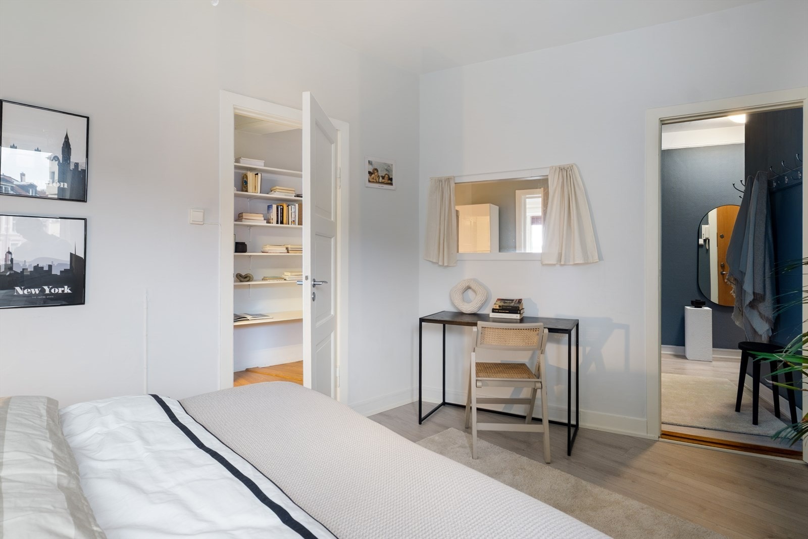 Rommet har adkomst fra både entré og kjøkken, og ligger vendt mot en rolig og frodig bakgård. Galleribilde