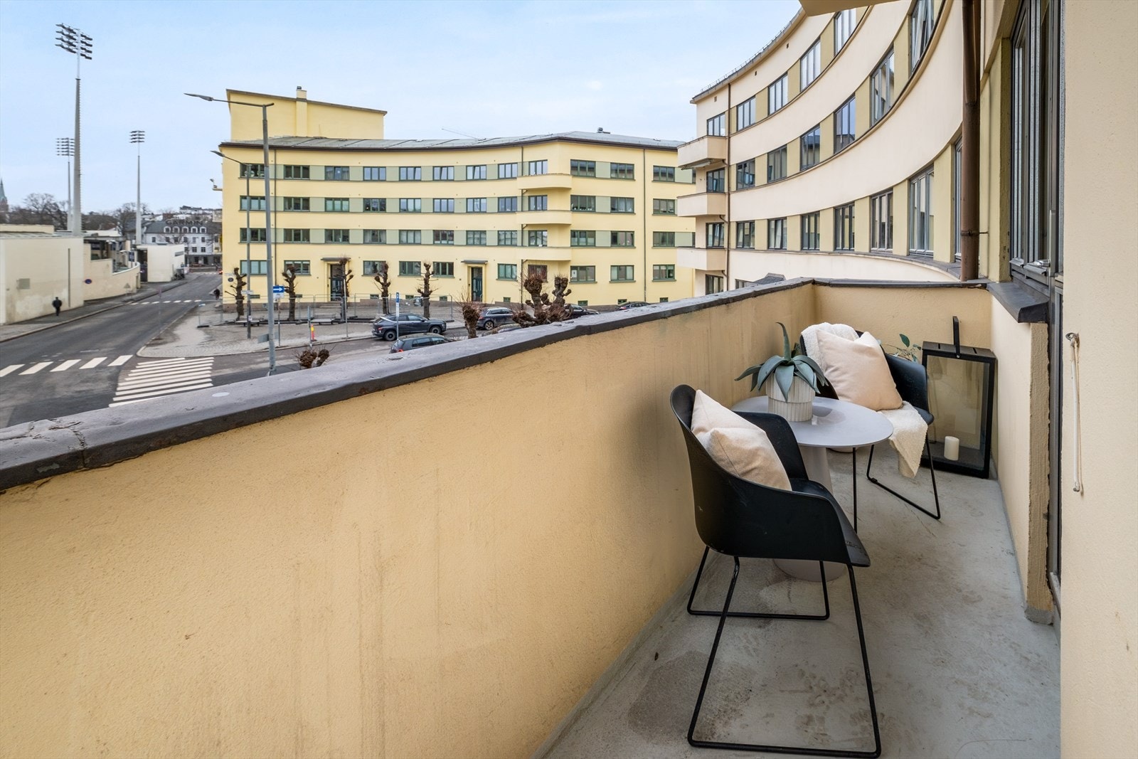 Balkongen vender mot sørvest og byr på gode solforhold. Selger opplyser om sol fra ca. 11:00 til 21:00 på sommerstid. Galleribilde