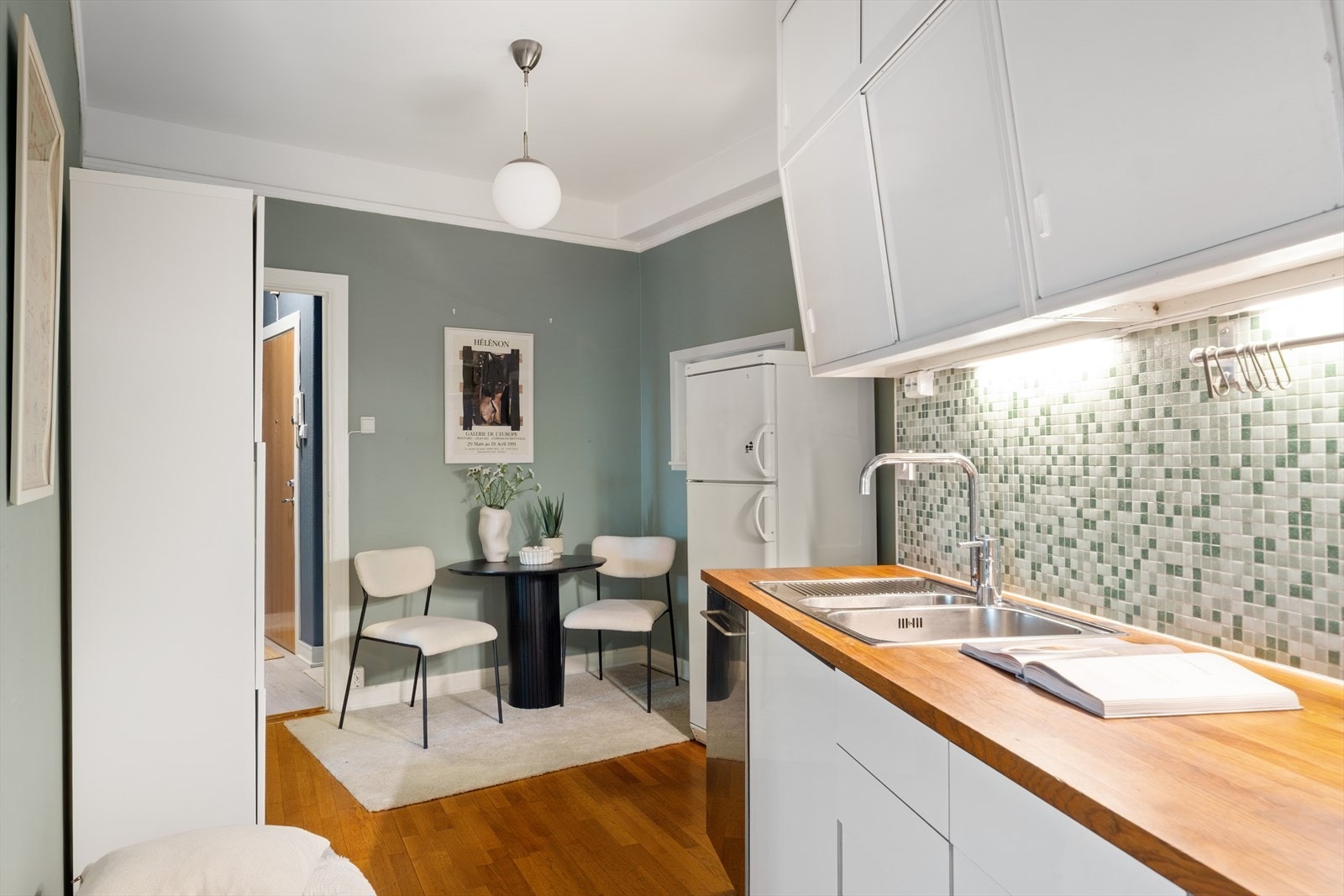 Stort separat kjøkken med glatte fronter og flott benkeplate i heltre med nedfelt vaskekum. Galleribilde