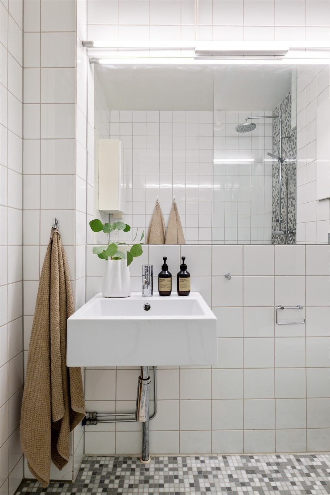 Badet har flislagte vegger og gulv med varmekabler, samt malt himling. Galleribilde