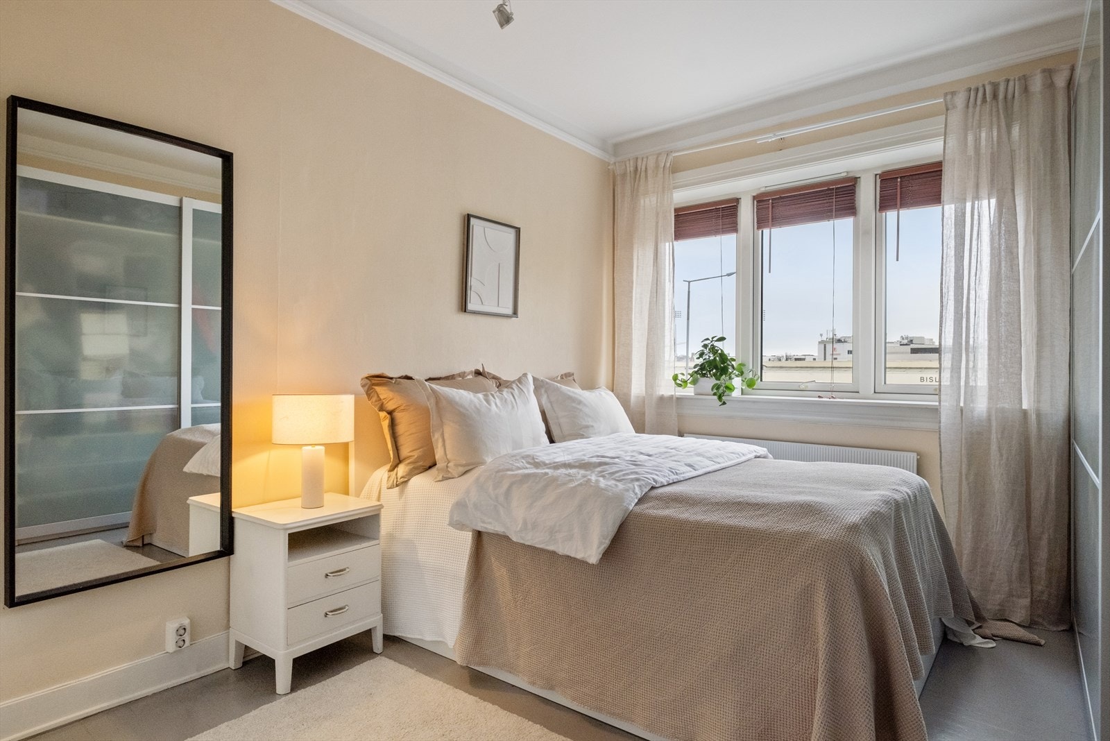 Leiligheten har to store soverom. Det første soverommet har stort vindu som sørger for rikelig med dagslys. Galleribilde