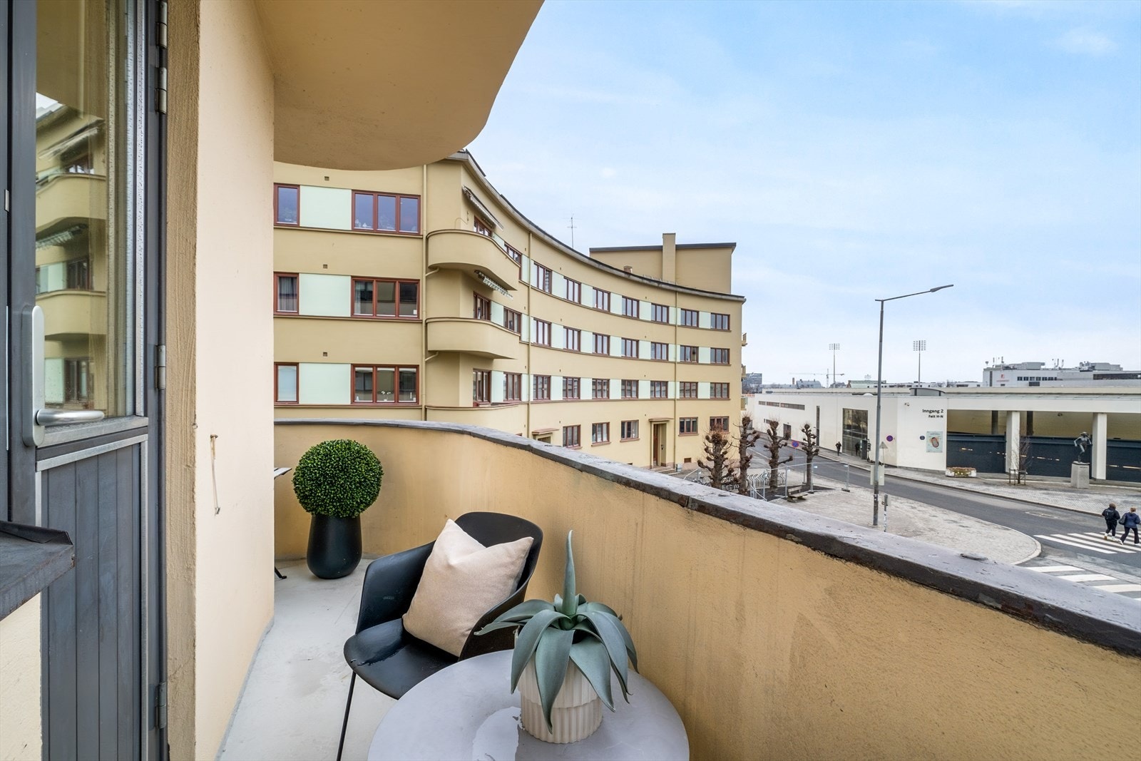 Leiligheten har en gjennomgående planløsning med to gode soverom og lys stue med fin utsikt mot Bislett Stadion. Galleribilde