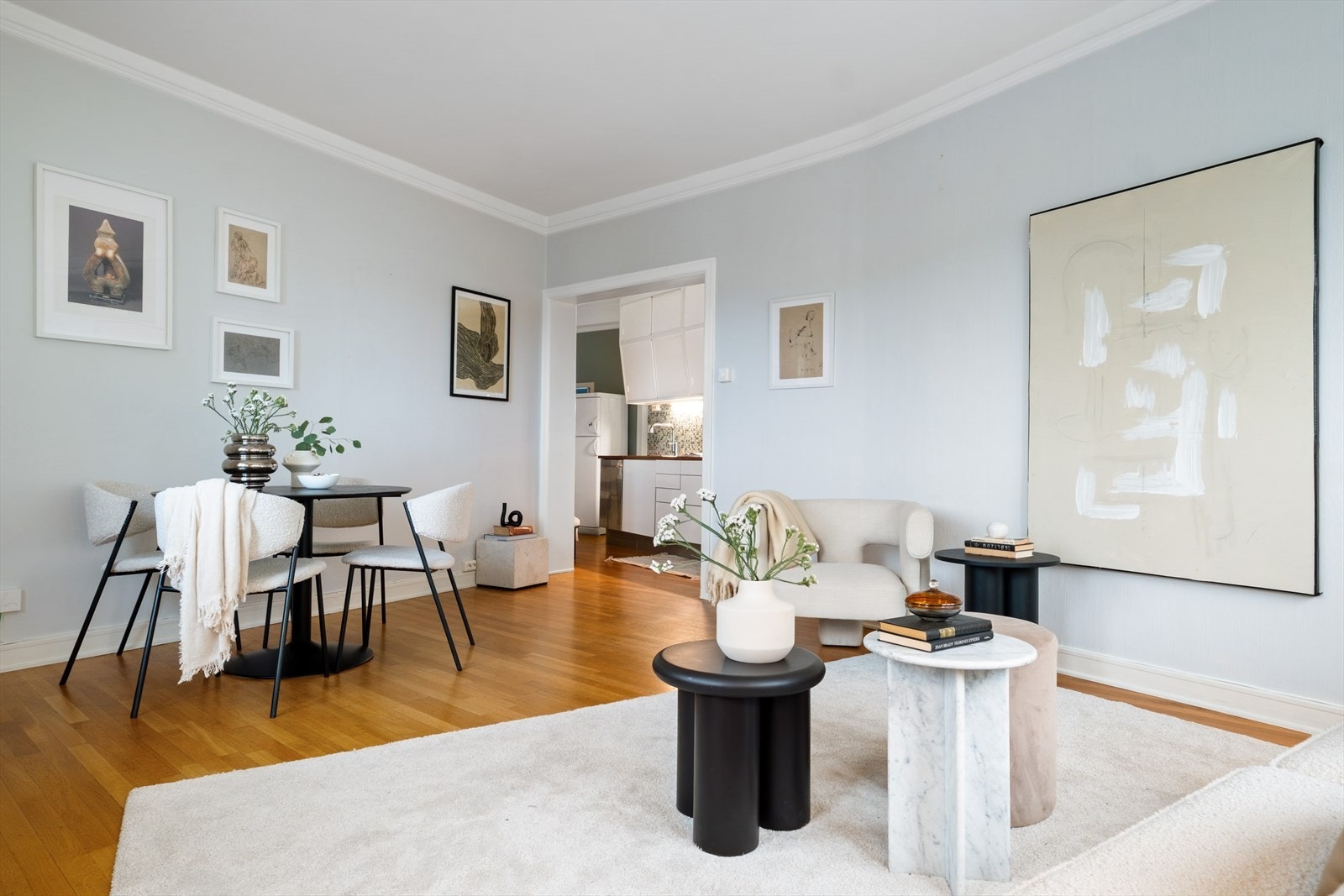 Her er det god plass til både sofaseksjon og spisebord. Galleribilde