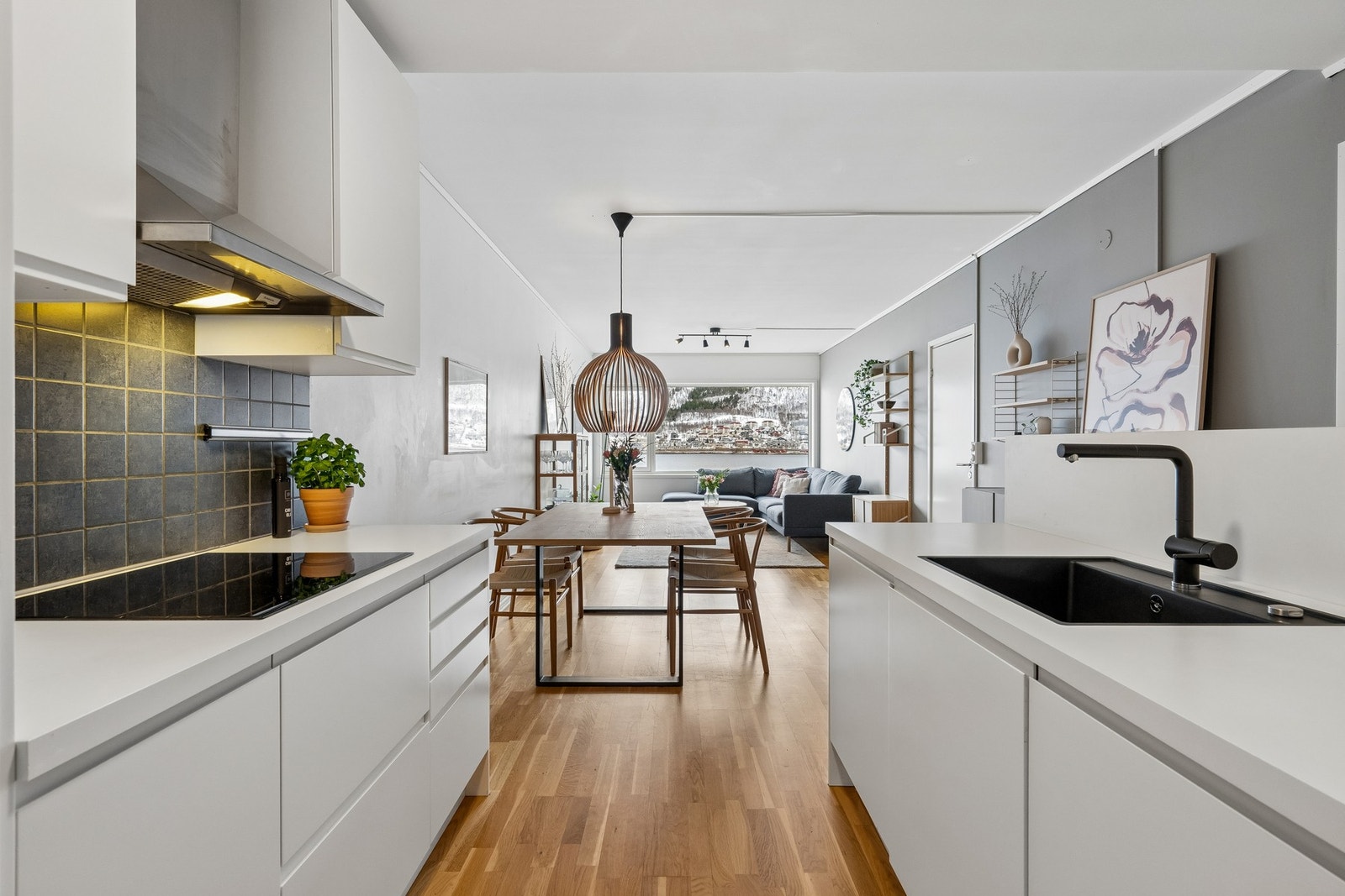 Kjøkkenet er utstyrt med integrert hvitevarer Galleribilde