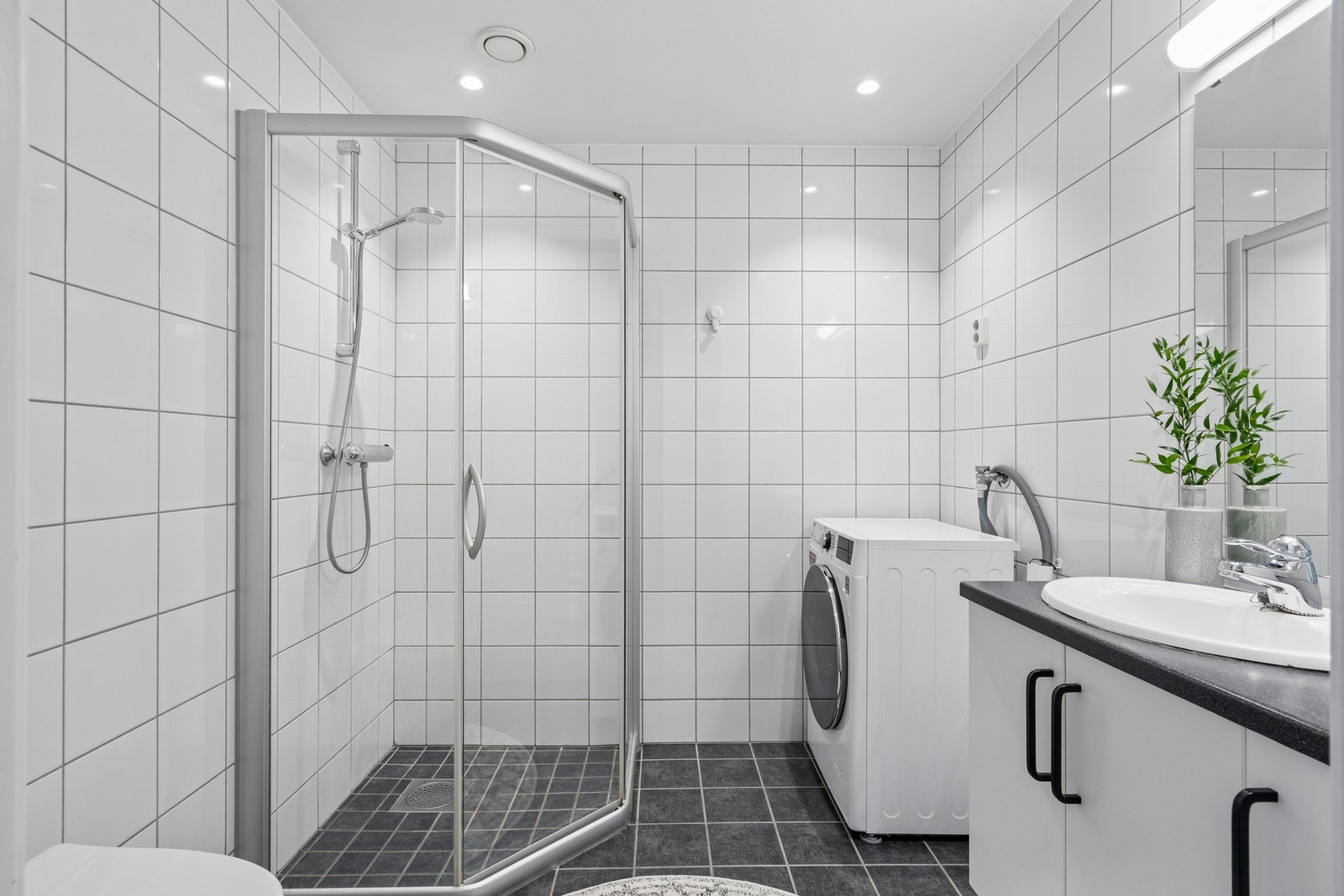 Flislagt bad med klassisk fargevalg på fliser Galleribilde