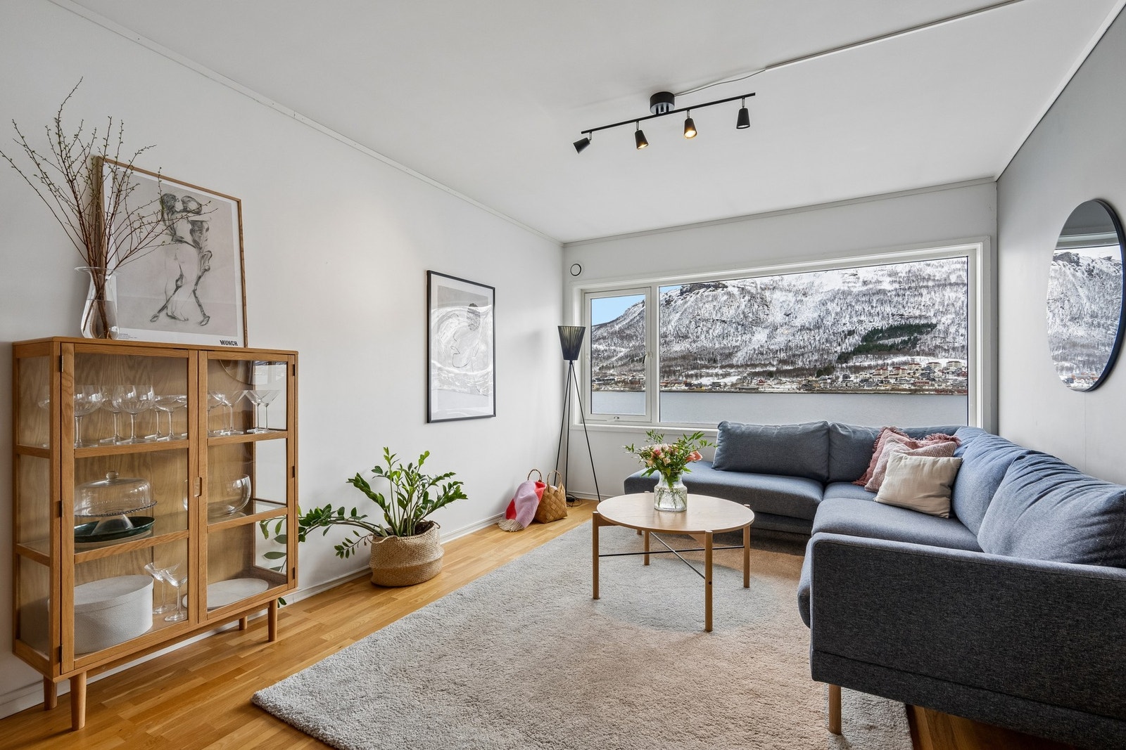 Stuen er romslig med god takhøyde som gjør at rommet føles særdeles luftig Galleribilde