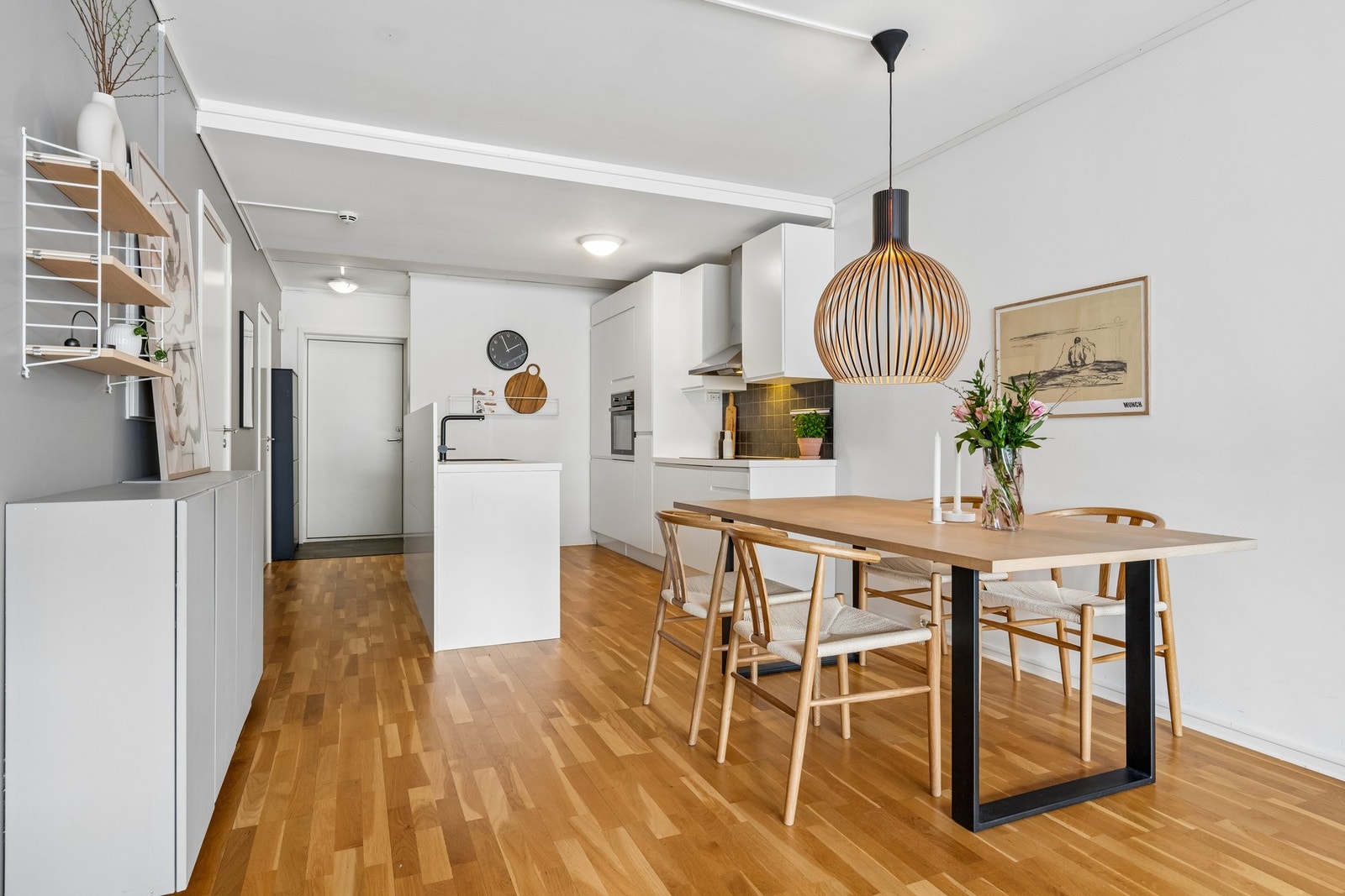 Innbydende spiseplass i åpen planløsning Galleribilde