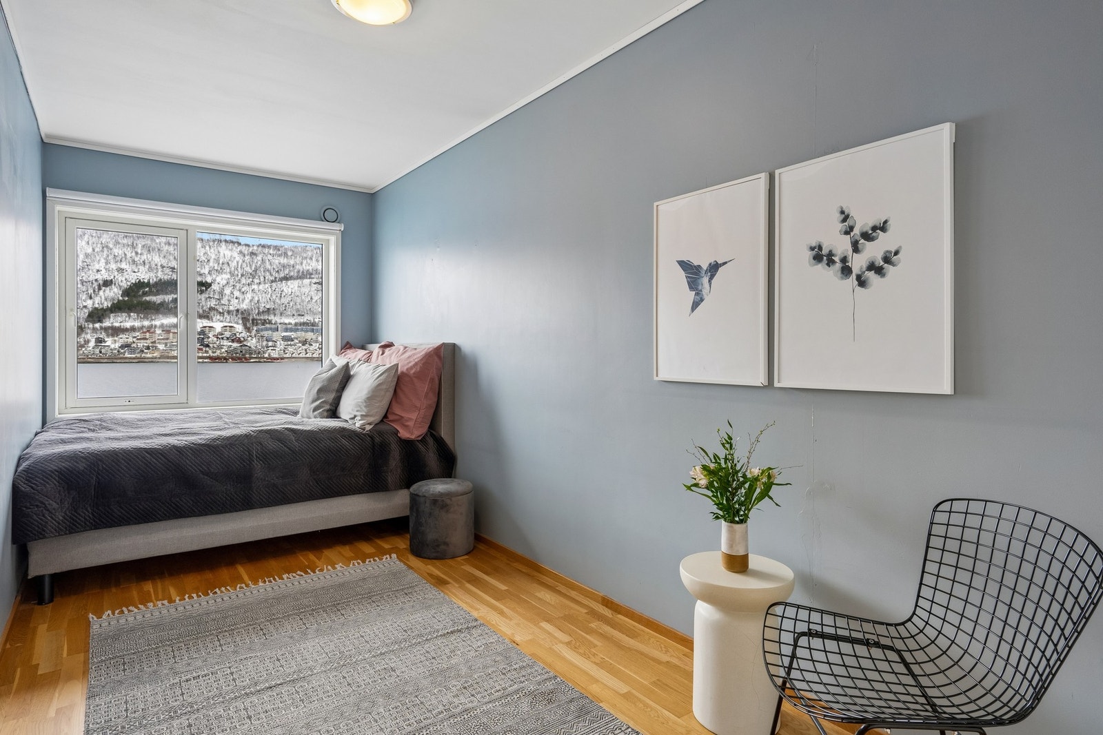 Hovedsoverommet har god plass til dobbeltseng og annen møblering Galleribilde