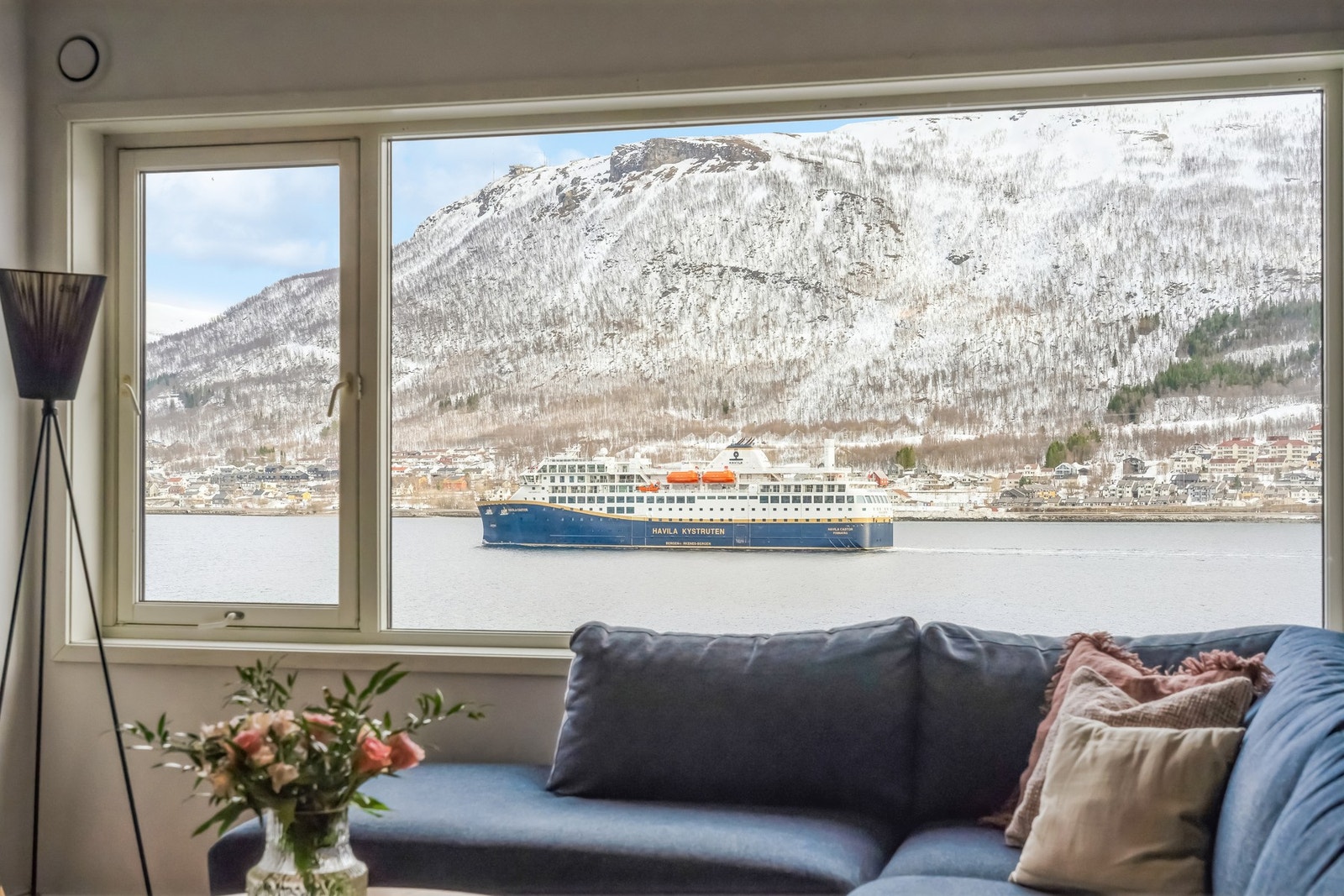 Fra sofakroken kan man følge med på båttrafikken inn til Tromsø by Galleribilde