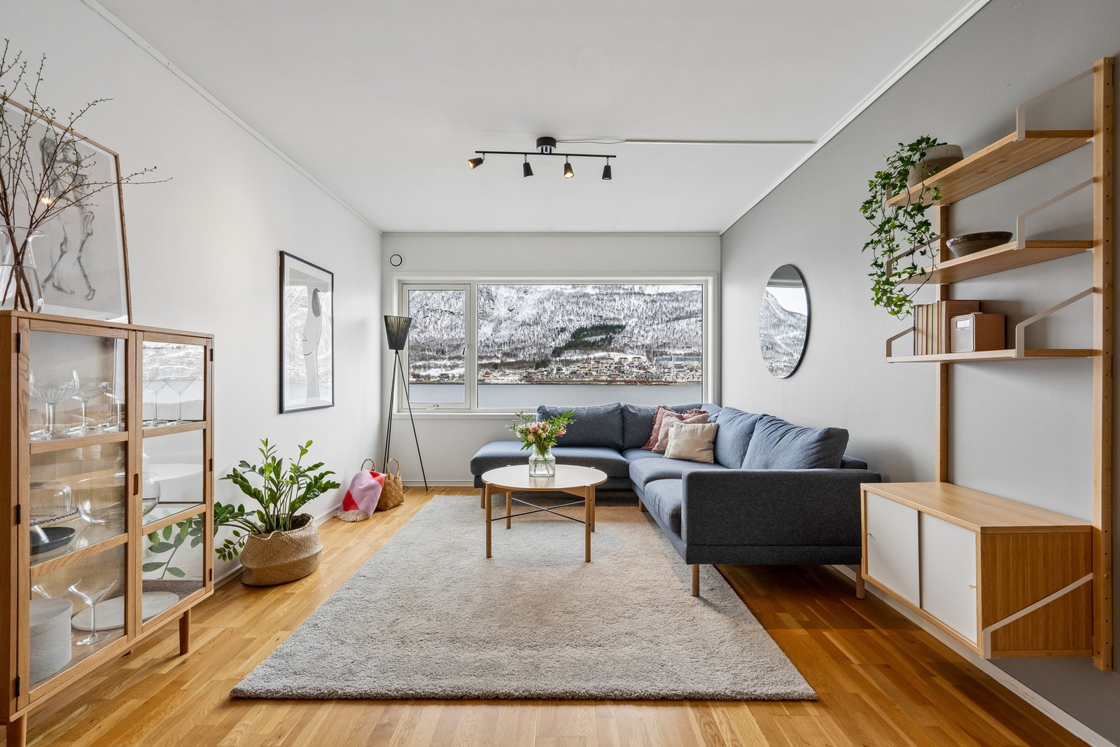 Stuen er malt lyse farger og har store vindusflater som slipper inn rikelig med naturlig lys Galleribilde