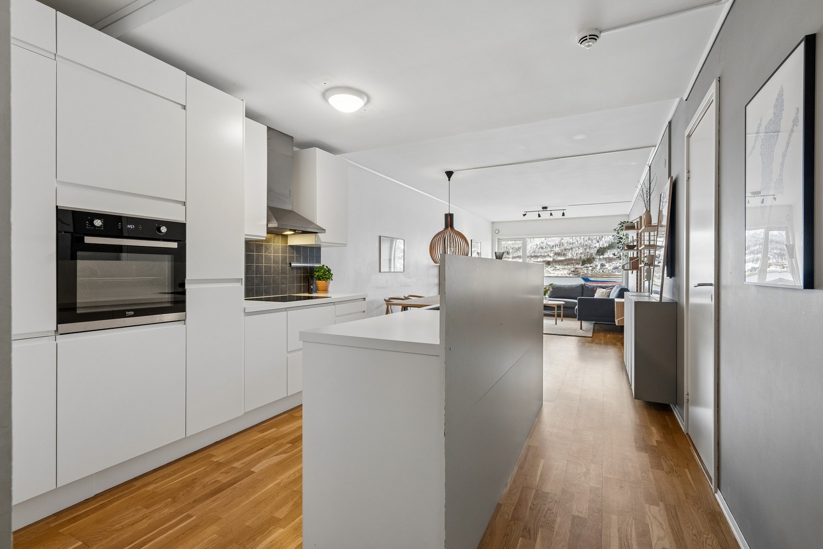 Praktisk løsning med kjøkkenøy som gir ekstra oppbevaringsmuligheter og arbeidsflater Galleribilde