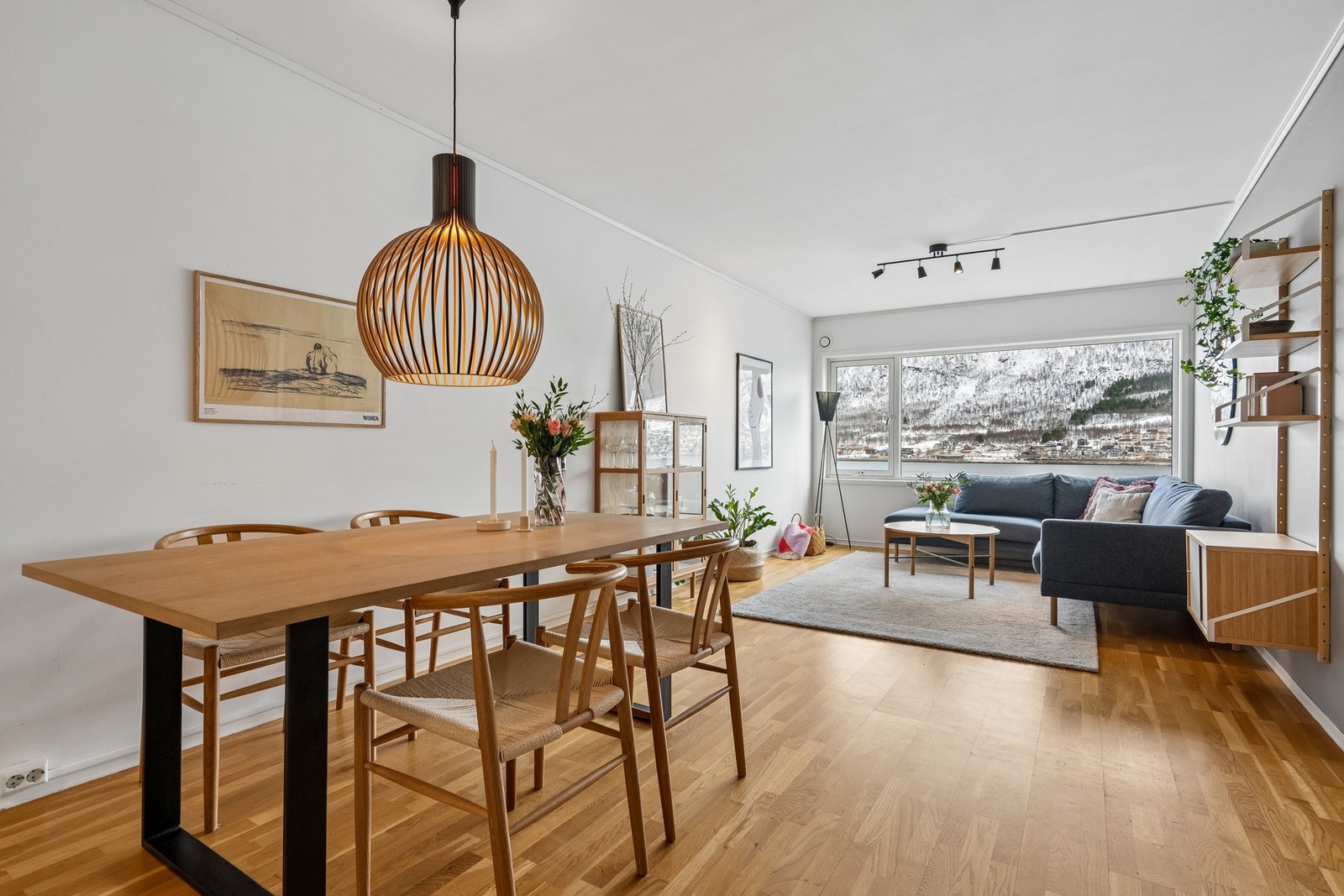 Her er det god plass til et stort spisebord - perfekt for både hverdagsmåltider og hyggelige sammenkomste Galleribilde